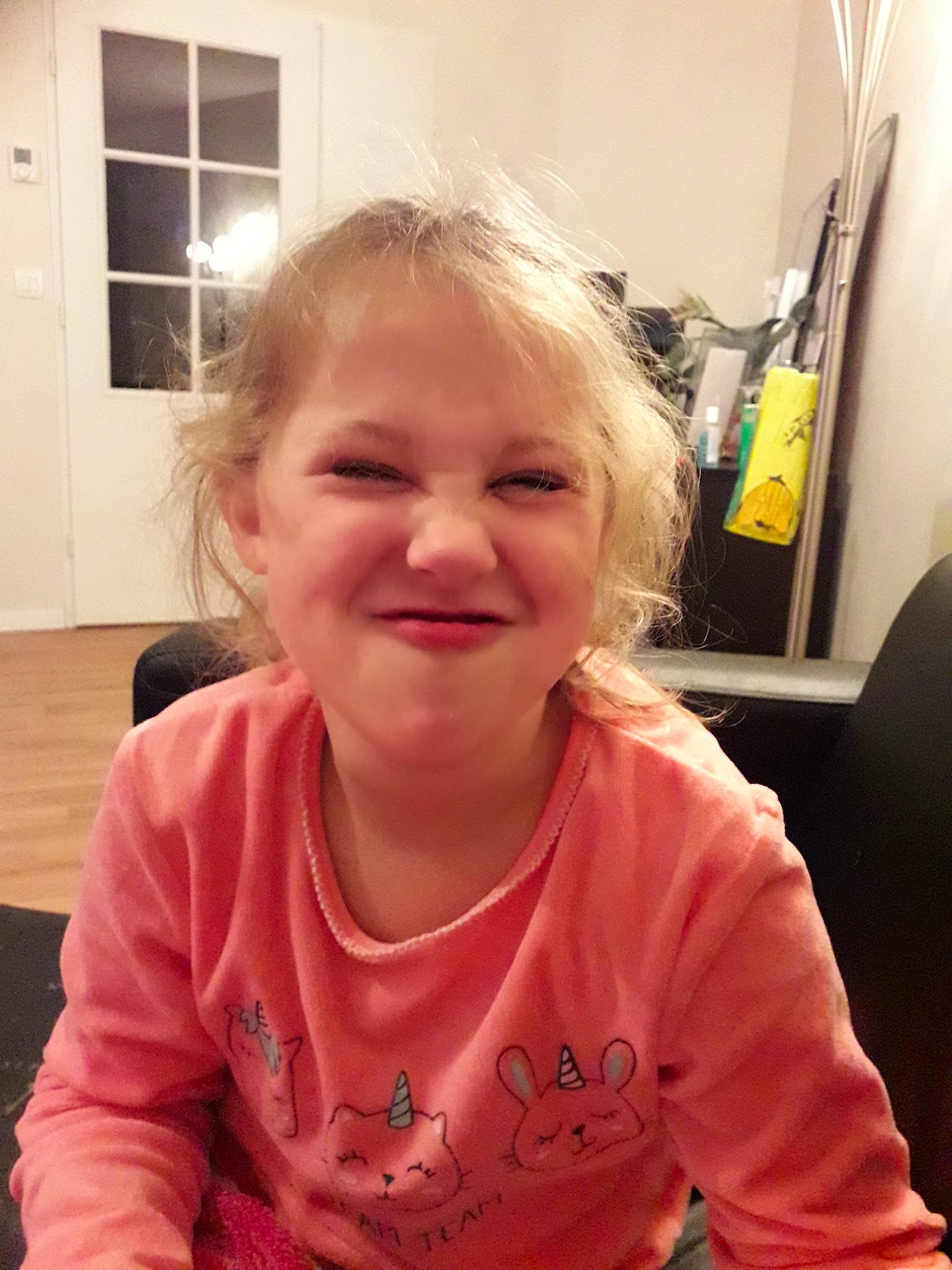 Suzon participe au concours pour gagner de l'argent avec cette photo : blond, cheek, child, chin, ear, face, facial_expression, forehead, fun, hair, happy, head, jaw, joy, laugh, nose, person, selfie, skin, smile