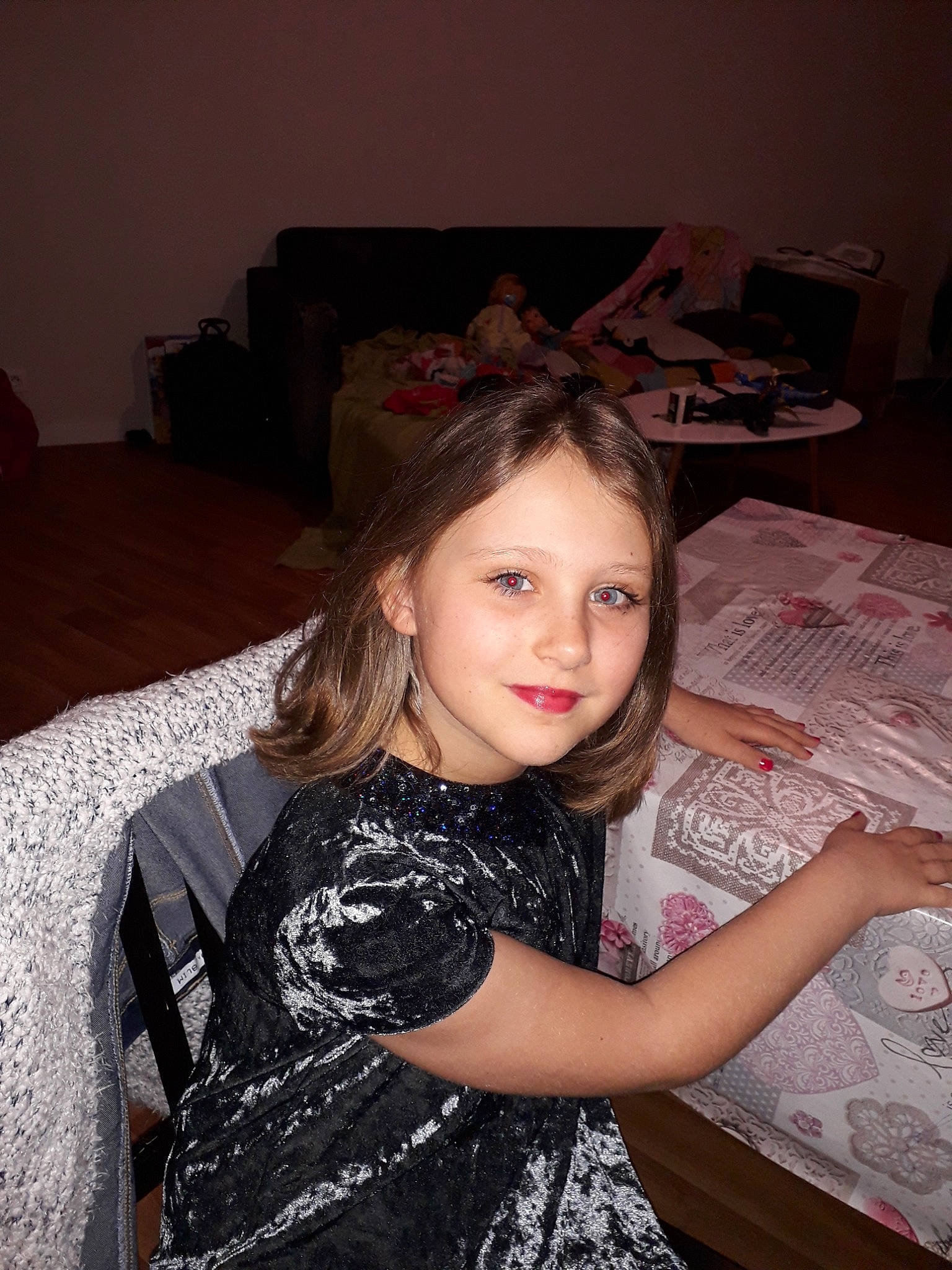 Suzon participe au concours pour gagner de l'argent avec cette photo : brown_hair, dress, fun, hair, hairstyle, joy, long_hair, person, sitting, smile, textile