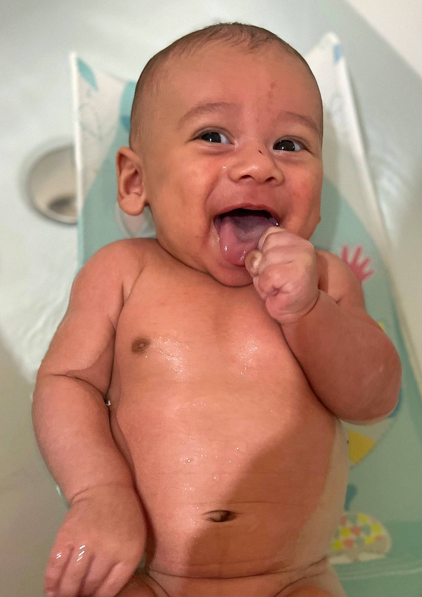 Milann participe au concours pour gagner de l'argent avec cette photo : baby, baby_bathing, bathing, cheek, chest, eyebrow, finger, forehead, gesture, happy, iris, jaw, lip, mouth, nose, person, skin, smile, stomach, thumb
