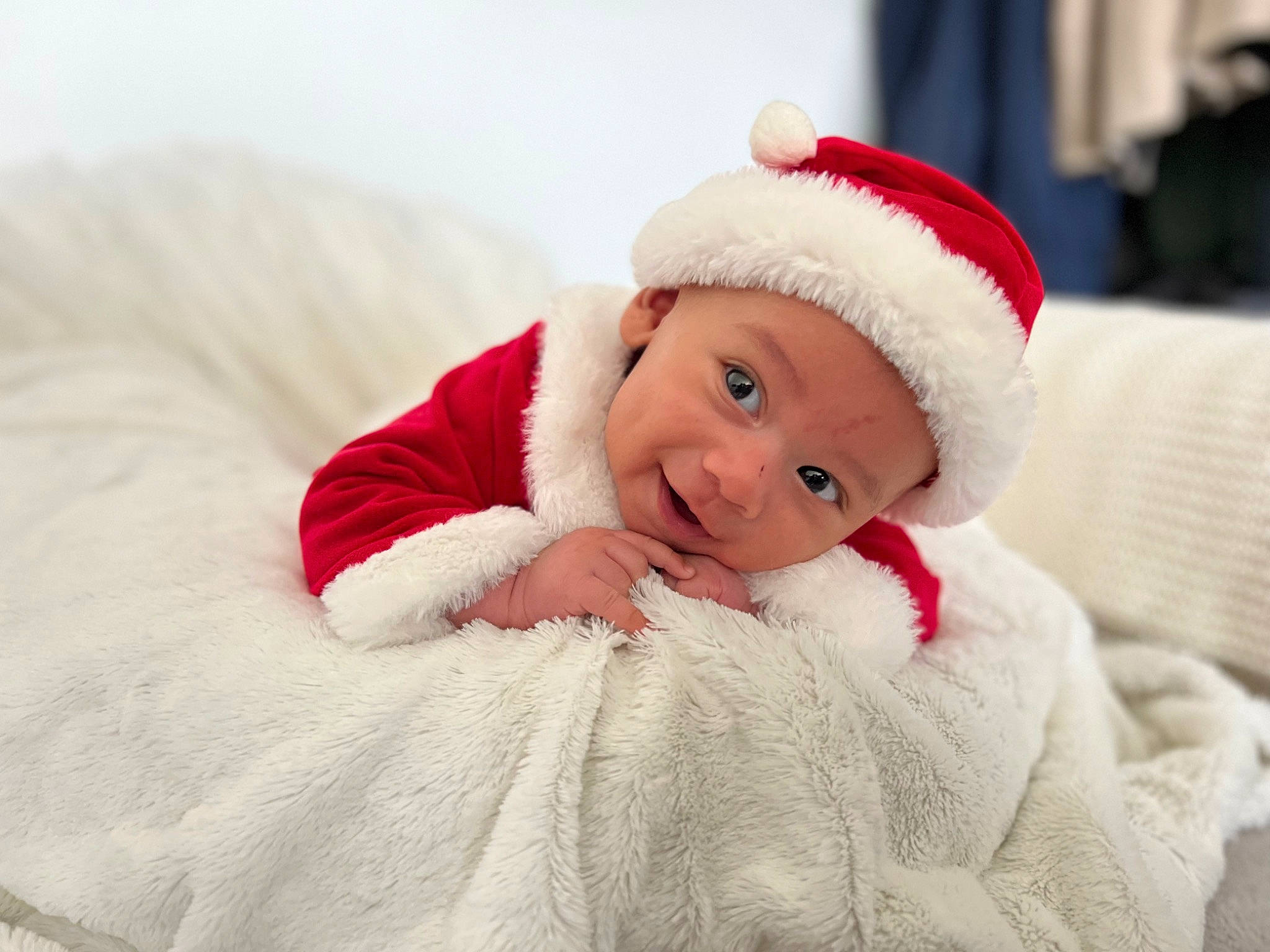 Milann a rejoint le concours — aidez-le/la à gagner de superbes lots ! baby, baby_toddler_clothing, bedding, cap, child, christmas, comfort, event, eye, fur, fur_clothing, happy, head, headwear, holiday, linens, person, room, santa_claus, sleeve