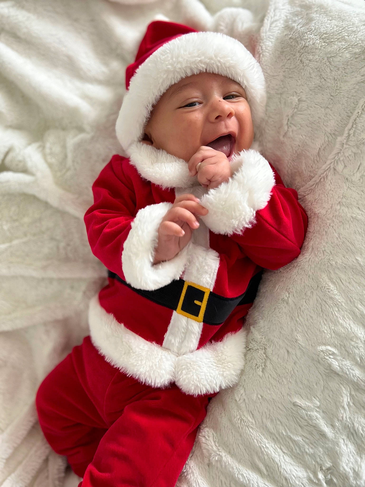 Milann participe au concours pour gagner de l'argent avec cette photo : baby, baby_toddler_clothing, christmas, comfort, event, face, fur_clothing, happy, hat, headwear, holiday, human_body, jacket, lap, person, red, santa_claus, sleeve, smile, textile