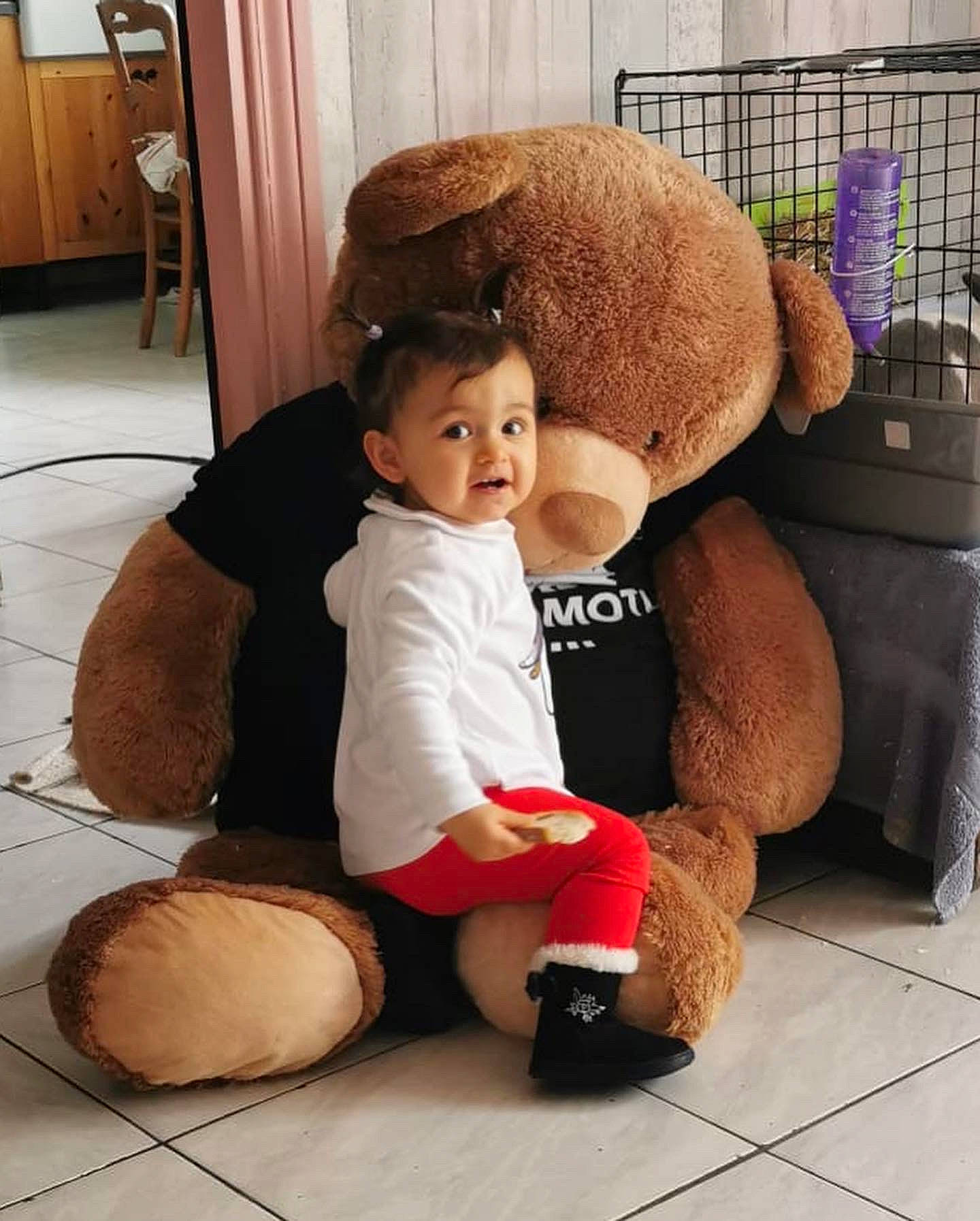 Azylis a rejoint le concours — aidez-le/la à gagner de superbes lots ! baby, cabinetry, chair, child, comfort, door, fedora, floor, flooring, fun, hat, lap, person, room, sitting, skin, stuffed_toy, teddy_bear, toddler, toy