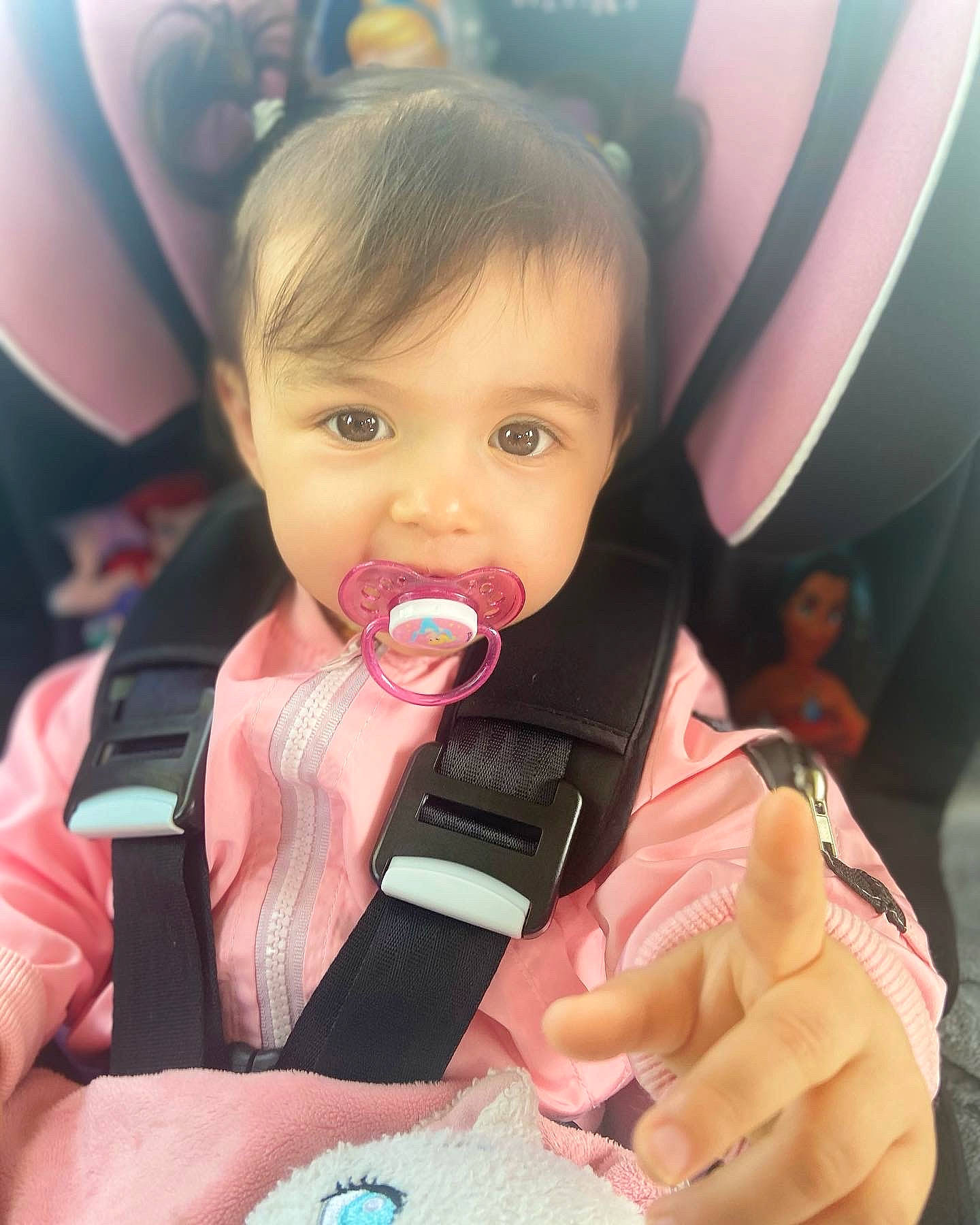 Azylis a rejoint le concours — aidez-le/la à gagner de superbes lots ! cheek, dress, drinkware, ear, eyebrow, eyelash, finger, gesture, hand, happy, head, iris, lip, mouth, nail, nose, person, pink, seat_belt, skin