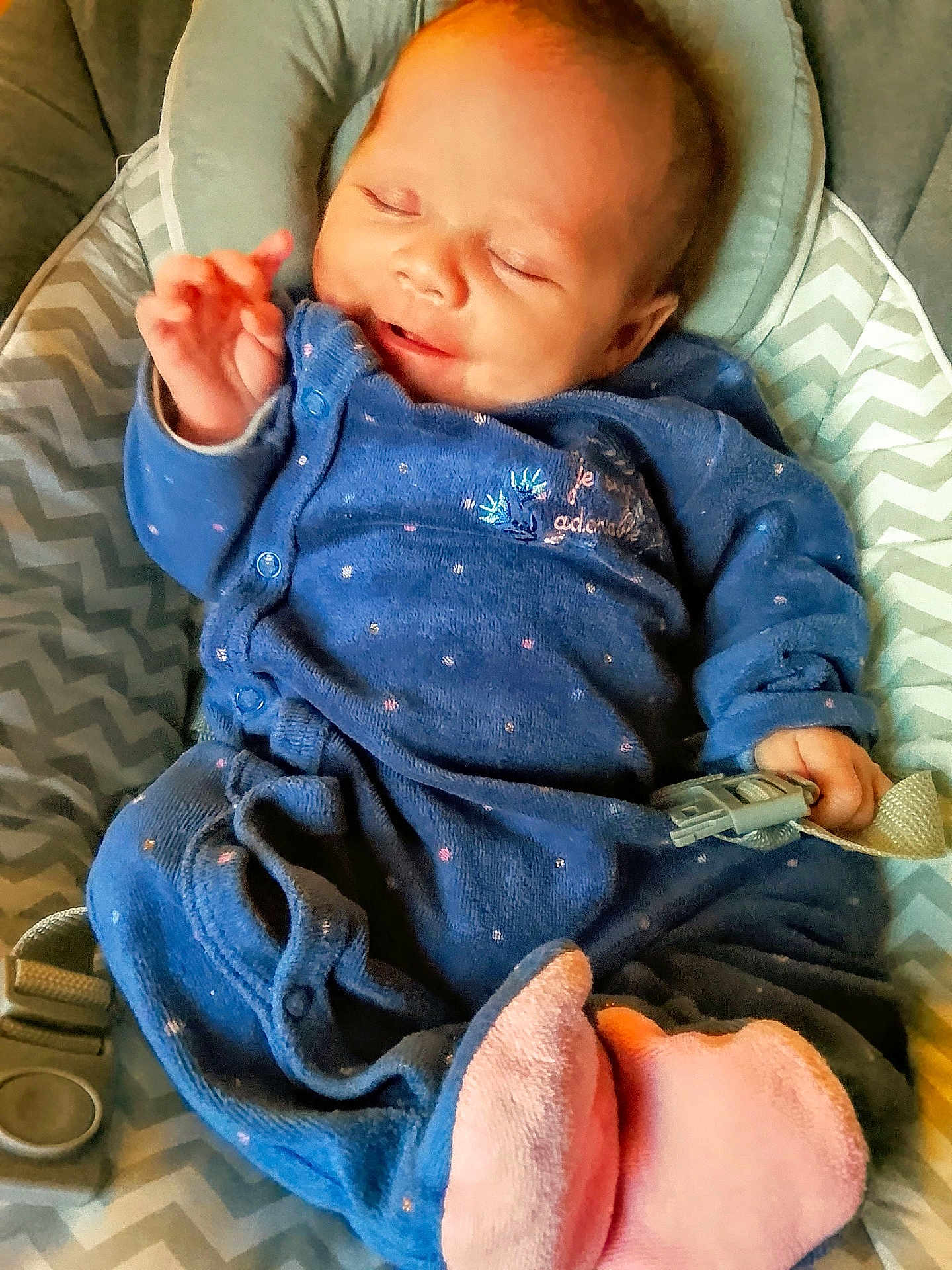 Solal participe au concours pour gagner de l'argent avec cette photo : baby, infant, sleeping, blue_onesie, pink_socks, cushion, seat, chevron_pattern, hand, face, cozy, child, cute, soft_lighting, indoor, clothing, newborn, peaceful, portrait, resting