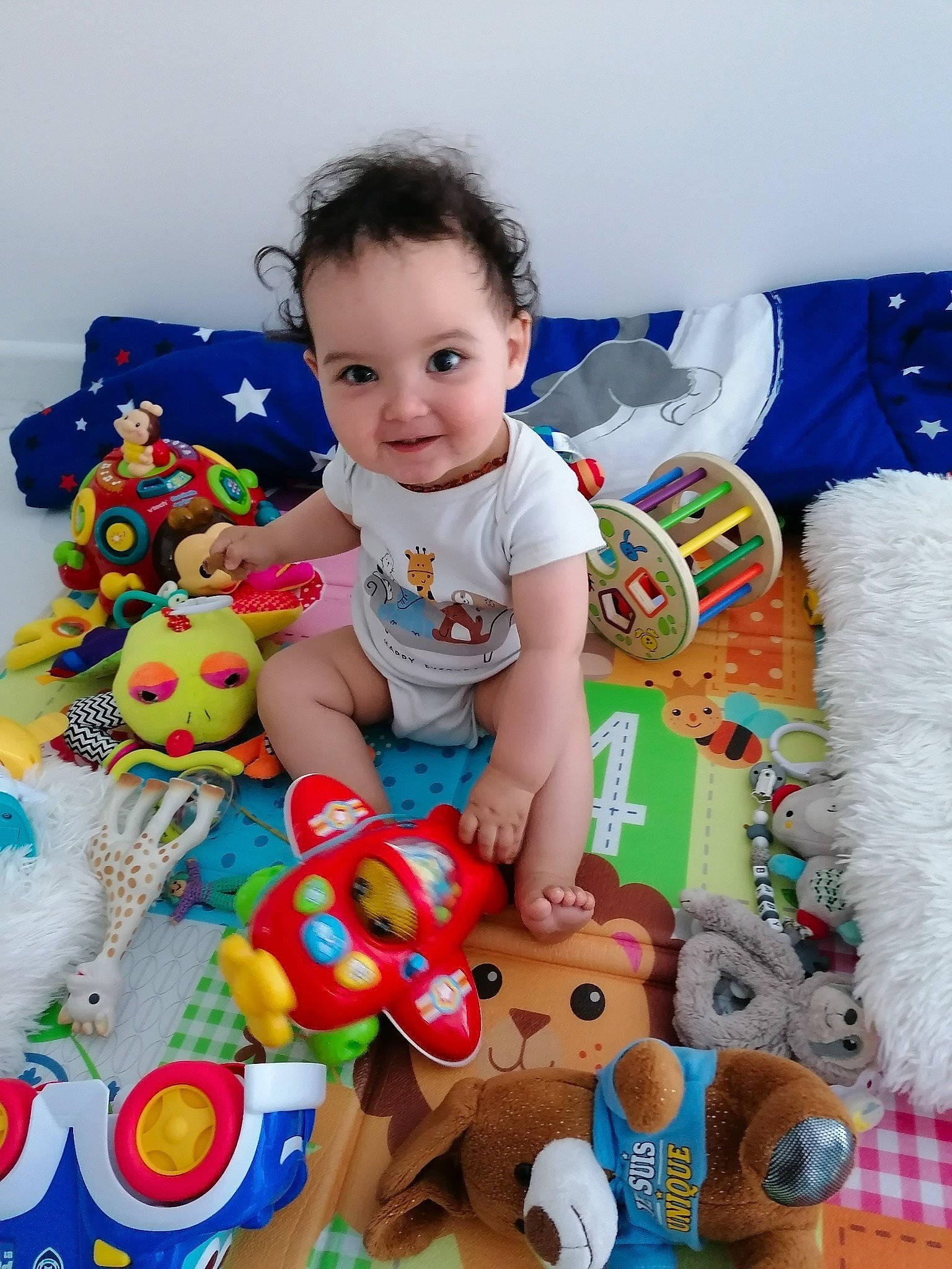 Loris a rejoint le concours — aidez-le/la à gagner de superbes lots ! arm, baby, baby_playing_with_toys, baby_toddler_clothing, blue, child, comfort, fun, happy, head, mammal, person, play, product, room, skin, smile, stuffed_toy, textile, toddler