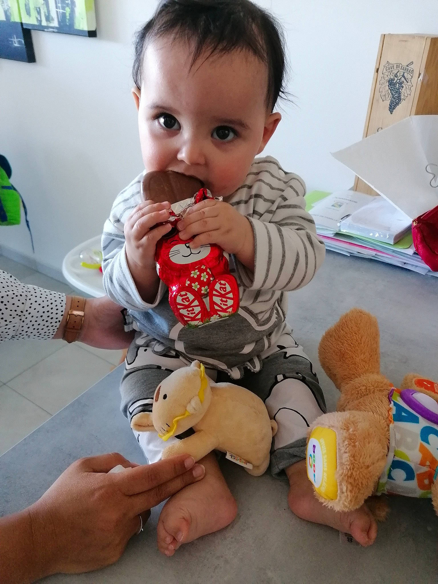 Loris participe au concours pour gagner de l'argent avec cette photo : baby, baby_toddler_clothing, cheek, child, drinkware, finger, food_craving, fun, hand, nail, person, picture_frame, play, room, sitting, skin, stuffed_toy, thumb, toddler, toy