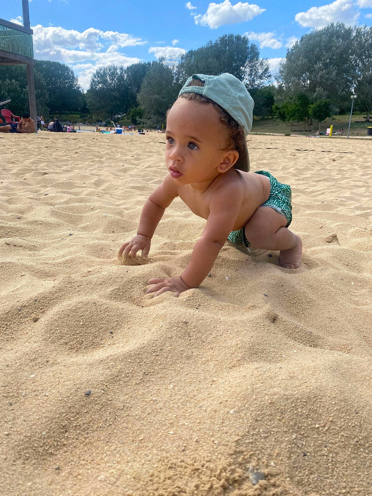 Elfy participe au concours pour gagner de l'argent avec cette photo : baby, beach, body_of_water, cloud, fun, happy, hat, landscape, leg, leisure, mountain, natural_environment, people_in_nature, people_on_beach, person, plant, sand, sky, thigh, toddler
