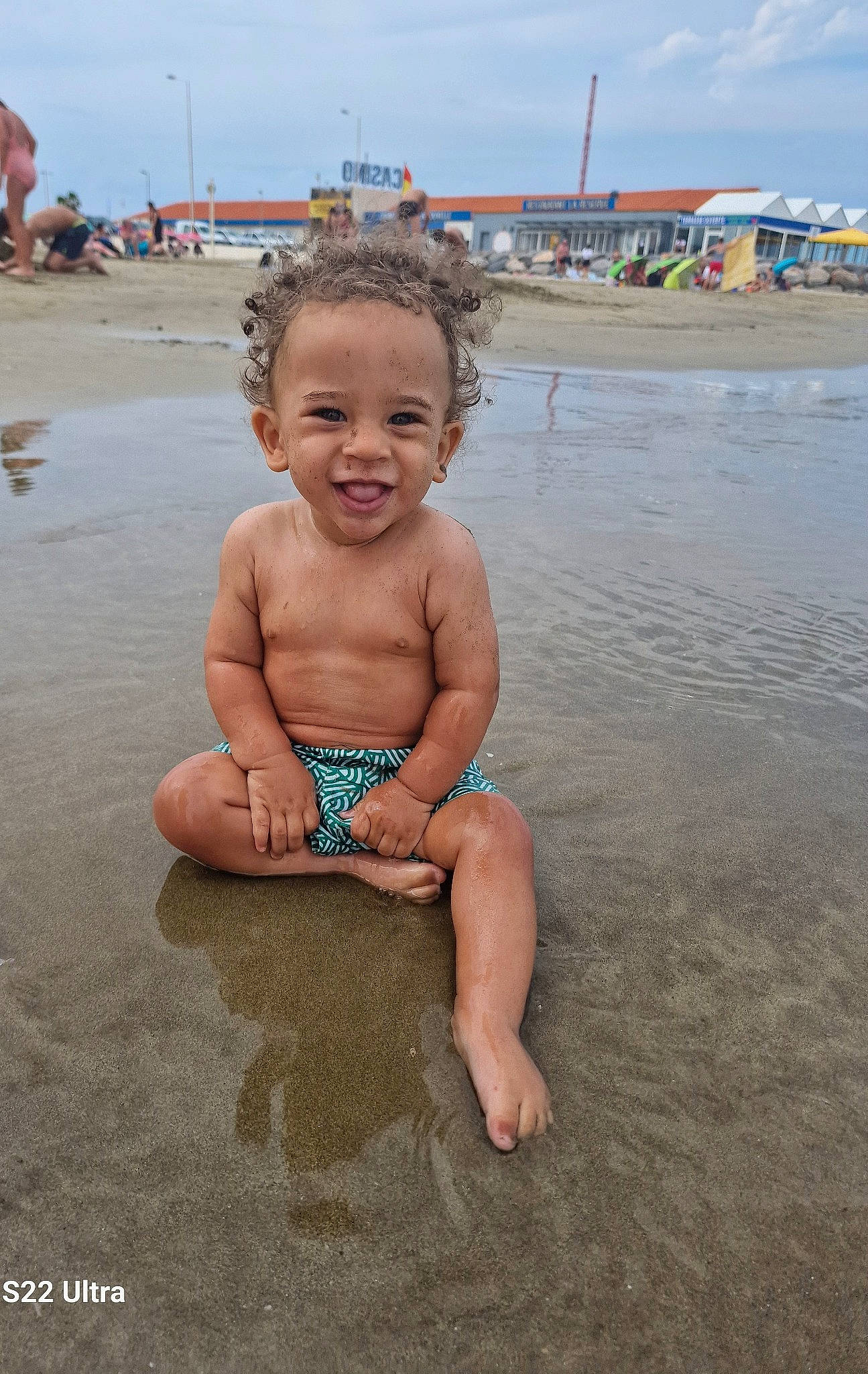 Elfy a rejoint le concours — aidez-le/la à gagner de superbes lots ! barechested, barefoot, beach, body_of_water, child, chin, cloud, foot, fun, happy, leisure, ocean, people_on_beach, person, sand, shore, skin, sky, smile, toddler