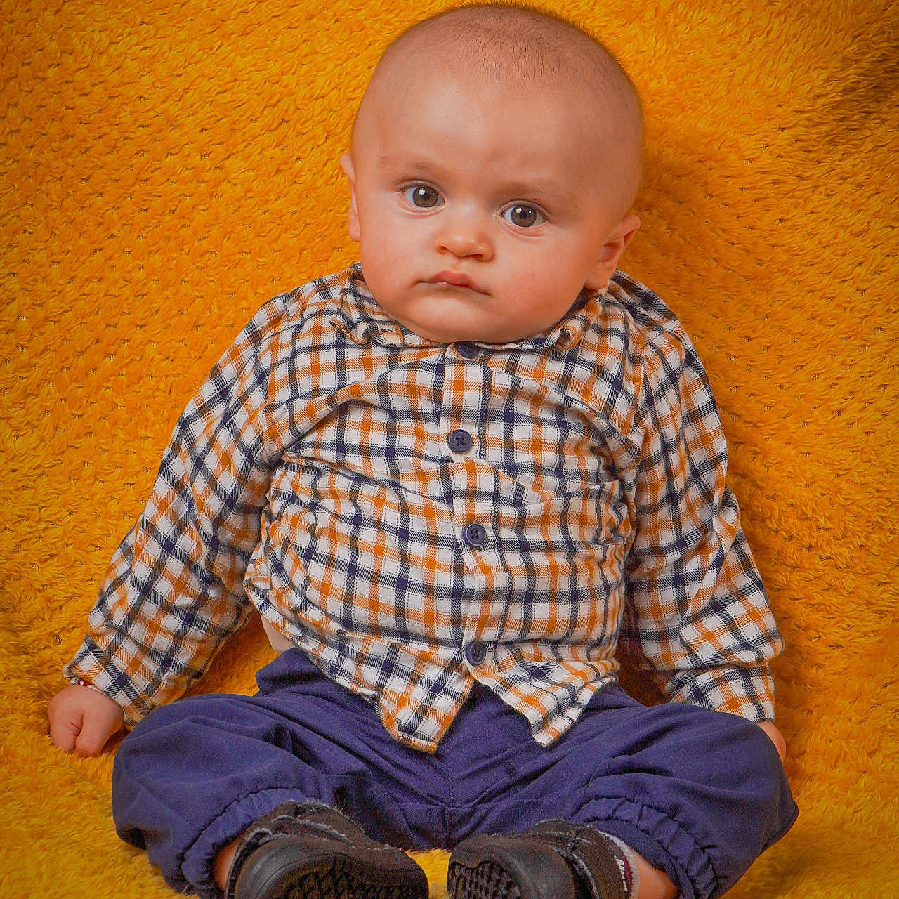 Slaydon a rejoint le concours — aidez-le/la à gagner de superbes lots ! baby, background, black_shoes, casual, child, clothing, cute, fashion, footwear, indoor, infant, pants, person, plaid_shirt, portrait, serious_expression, sitting, texture, yellow_blanket, young_child