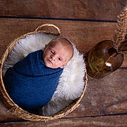 Sacha a rejoint le concours — aidez-le/la à gagner de superbes lots ! newborn, baby, wrapped, blanket, basket, fluffy, white, blue, wooden_floor, vase, pampas_grass, decor, cozy, infant, portrait, indoor, soft_texture, peaceful, resting, cute