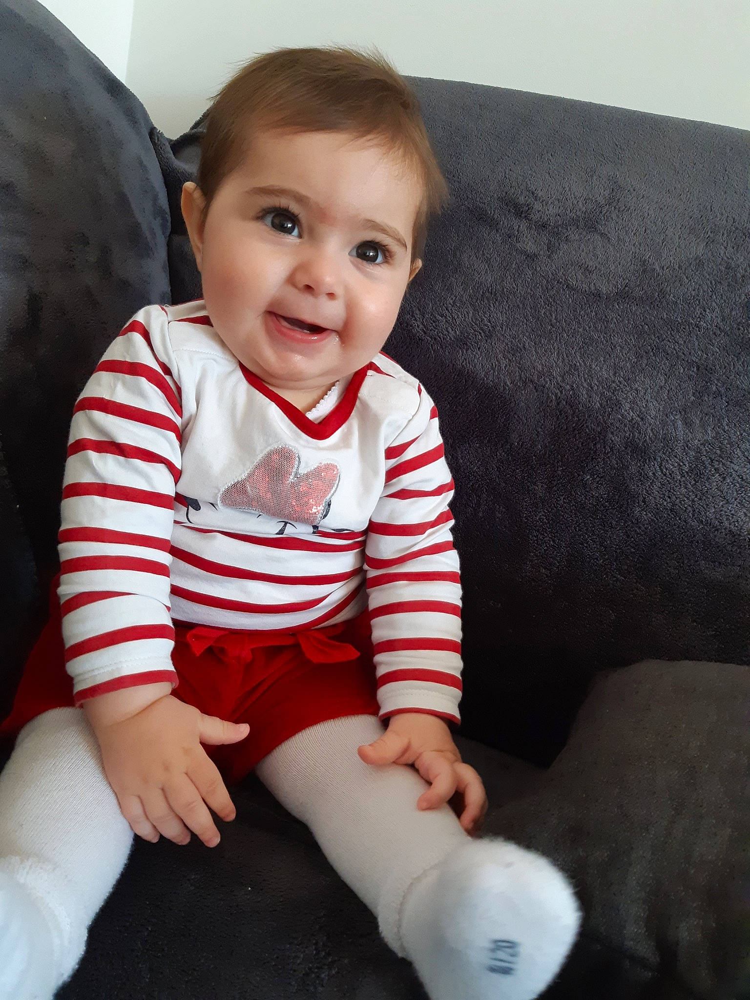 Lyanna participe au concours pour gagner de l'argent avec cette photo : baby, baby_toddler_clothing, child, person, play, sitting, toddler