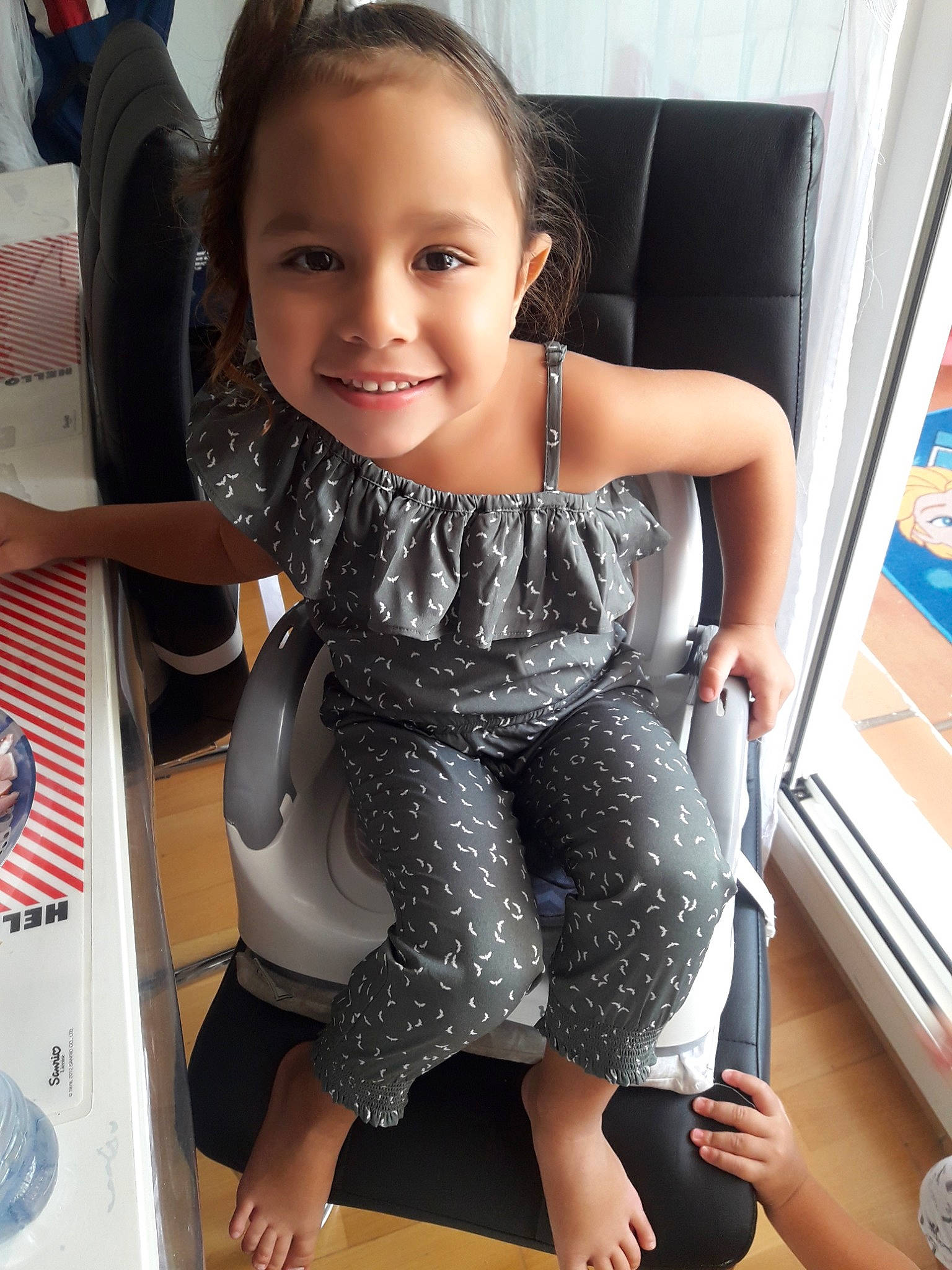 Stella participe au concours pour gagner de l'argent avec cette photo : child, finger, joy, leg, person, skin, smile, t_shirt, toddler