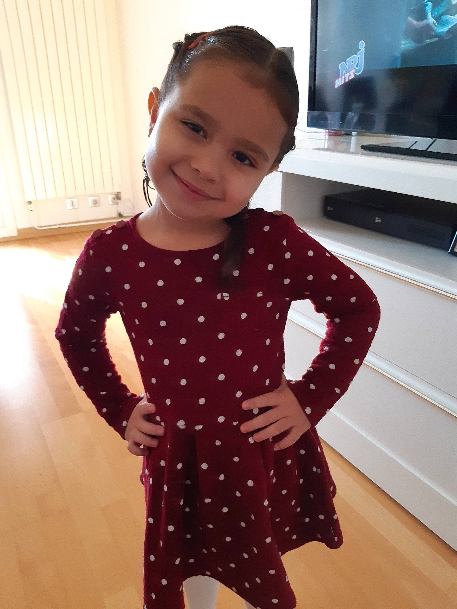 Stella participe au concours pour gagner de l'argent avec cette photo : baby, child, clothing, design, dress, head, joint, joy, long_sleeved_t_shirt, maroon, outerwear, pajamas, pattern, person, polka_dot, product, shoulder, skin, sleeve, standing