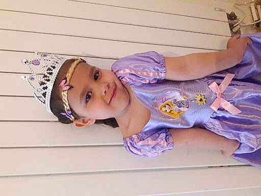 Stella participe au concours pour gagner de l'argent avec cette photo : child, fun, headwear, person, smile