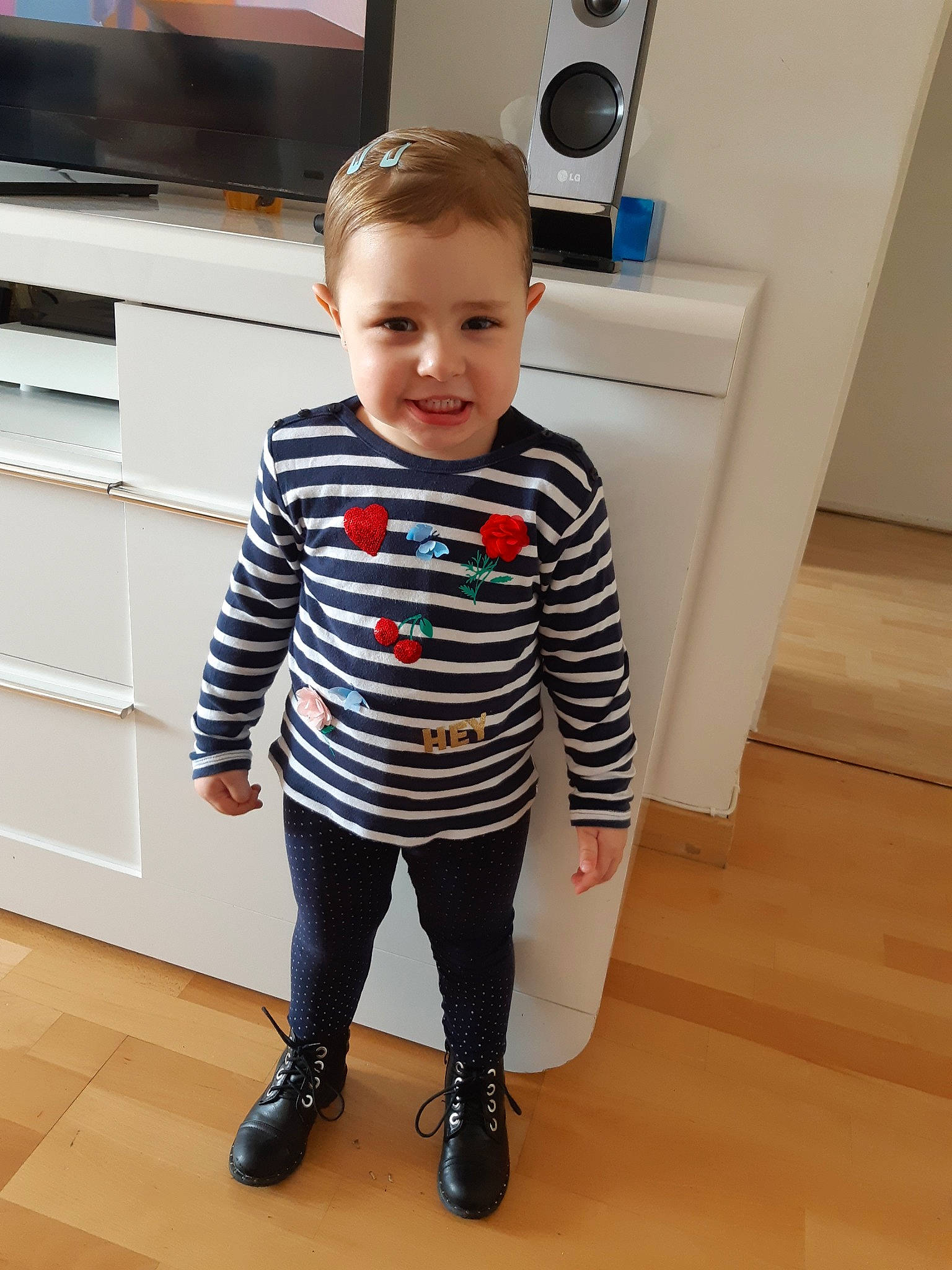 Thalya participe au concours pour gagner de l'argent avec cette photo : baby_toddler_clothing, child, clothing, cool, footwear, head, jeans, joy, leggings, outerwear, person, play, shoe, sleeve, standing, t_shirt, toddler, top, trousers