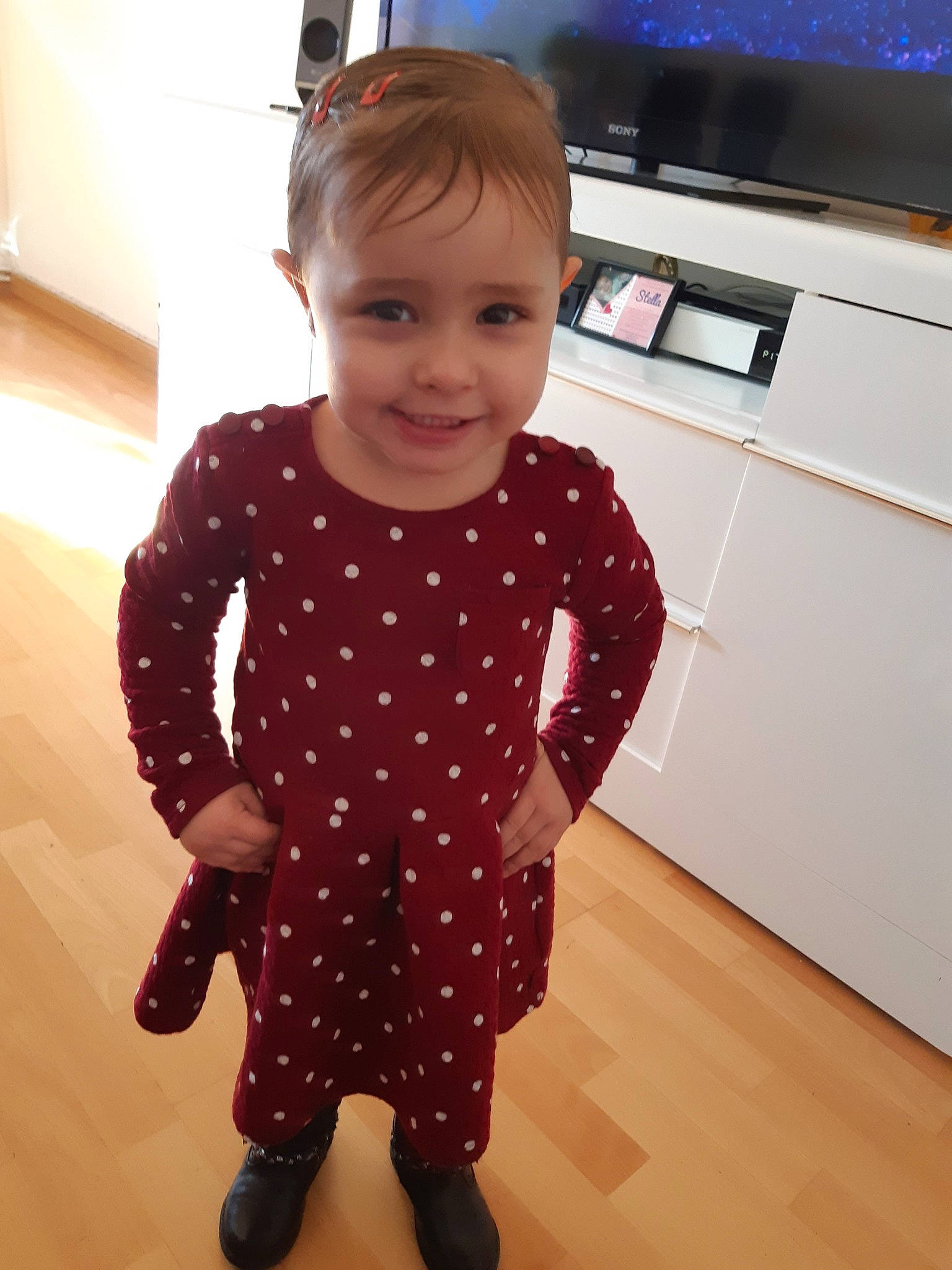 Thalya participe au concours pour gagner de l'argent avec cette photo : baby, cheek, child, clothing, design, dress, face, footwear, head, joy, outerwear, pajamas, pattern, person, pink, product, shoulder, skin, sleeve, standing