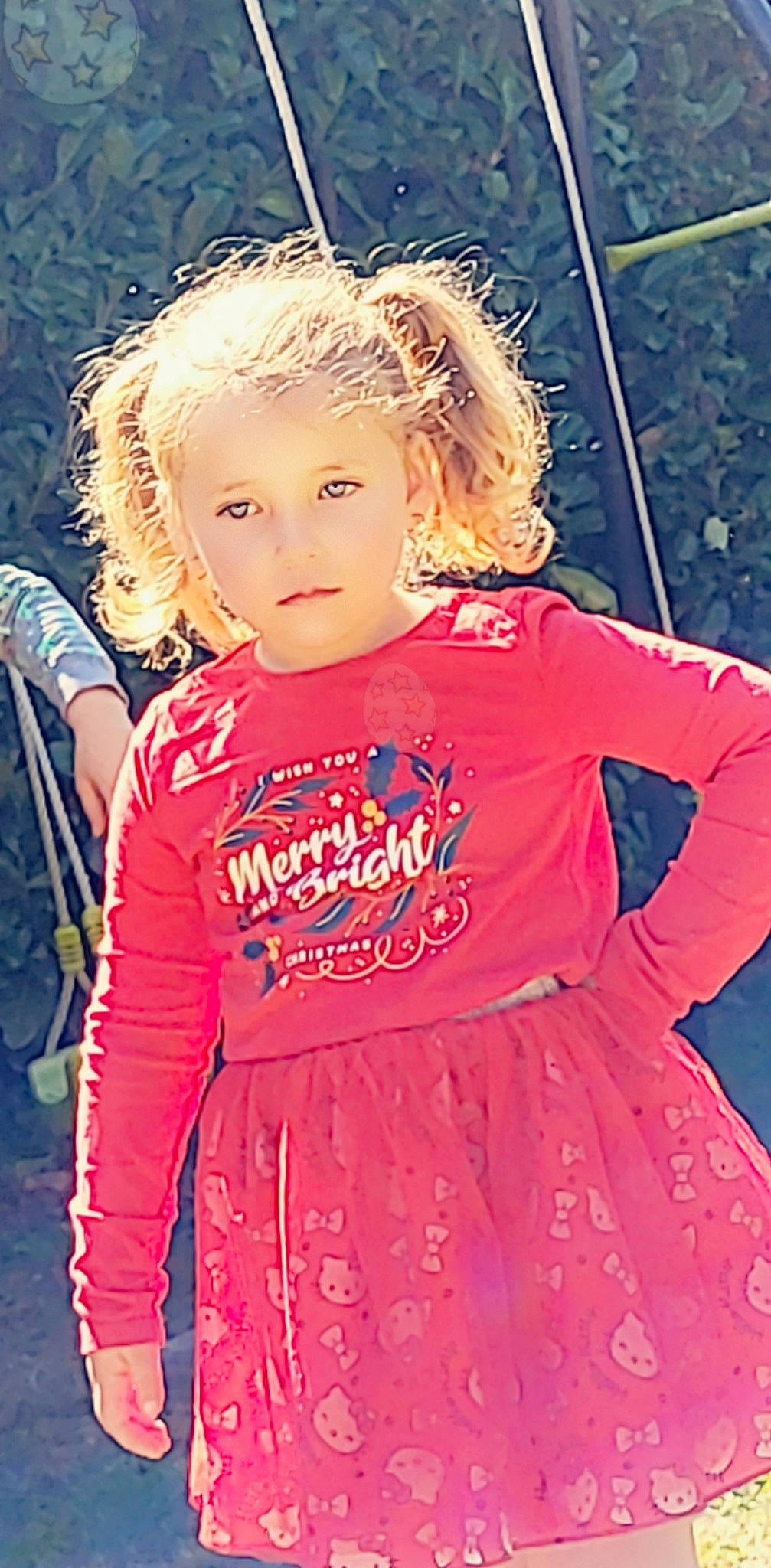 Aëlya a rejoint le concours — aidez-le/la à gagner de superbes lots ! baby_toddler_clothing, blond, cool, electric_blue, eye, facial_expression, fashion, fashion_design, fun, hair, happy, lip, magenta, person, pink, sleeve, standing, street_fashion, t_shirt, toddler