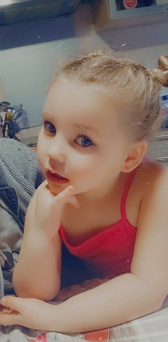 Aëlya a rejoint le concours — aidez-le/la à gagner de superbes lots ! baby_toddler_clothing, bathing, blond, cheek, chest, child, cool, ear, eyebrow, eyelash, flooring, happy, iris, lip, neck, nose, person, shoulder, skin, smile