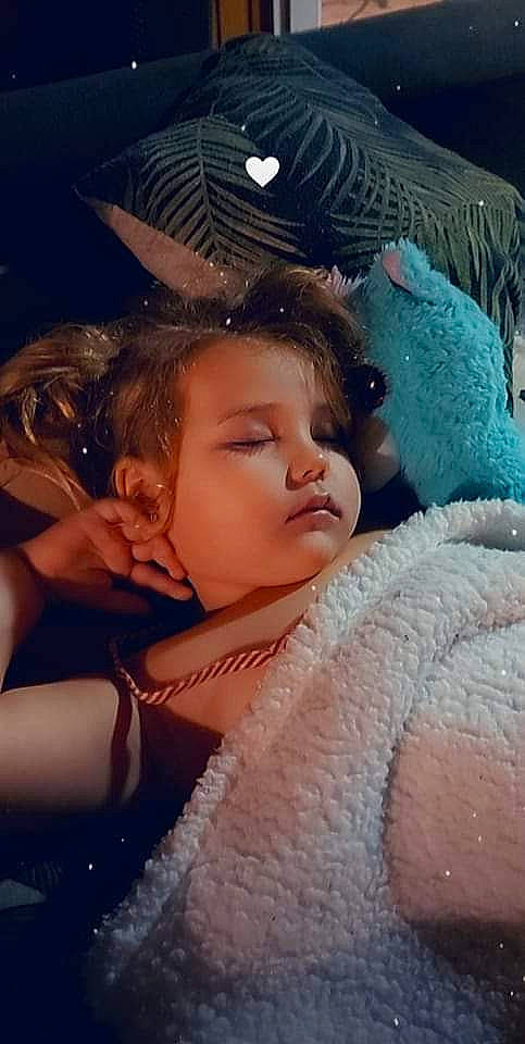 Aëlya a rejoint le concours — aidez-le/la à gagner de superbes lots ! baby, bridal_accessory, cool, dress, event, eyebrow, eyelash, fashion_accessory, fun, hair_accessory, happy, headgear, headpiece, iris, jewellery, lip, person, pink, skin, textile