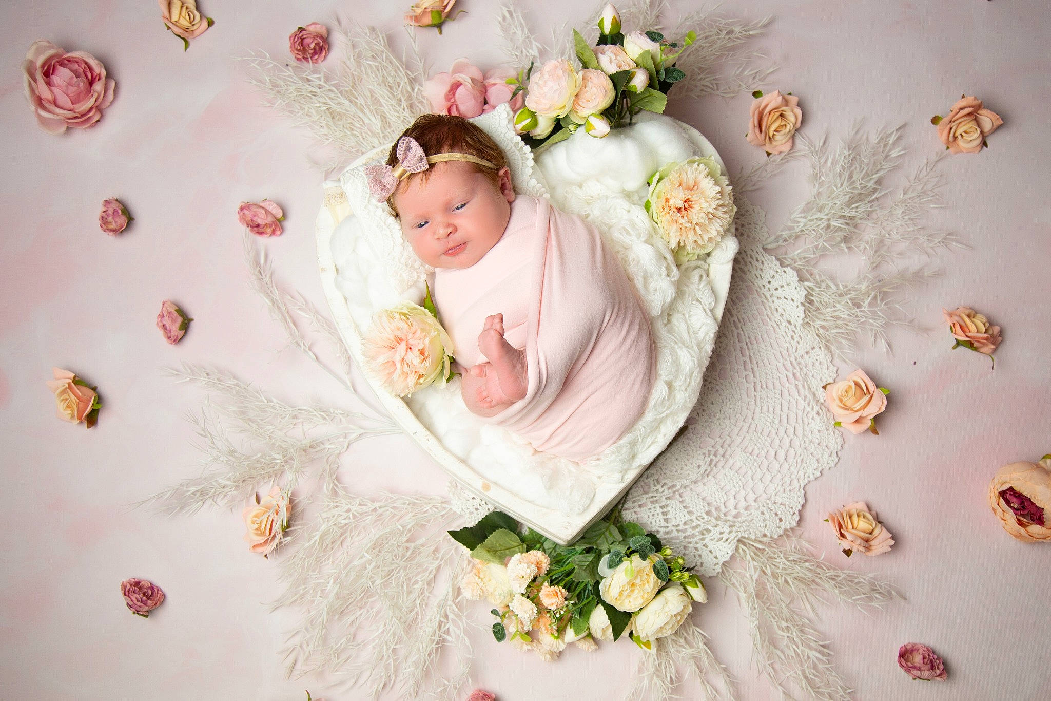 Mélya participe au concours pour gagner de l'argent avec cette photo : art, artificial_flower, blossom, bouquet, creative_arts, cut_flowers, floral_design, flower, flower_arranging, flowering_plant, hand, happy, headpiece, linens, pattern, peach, person, petal, pink, plant