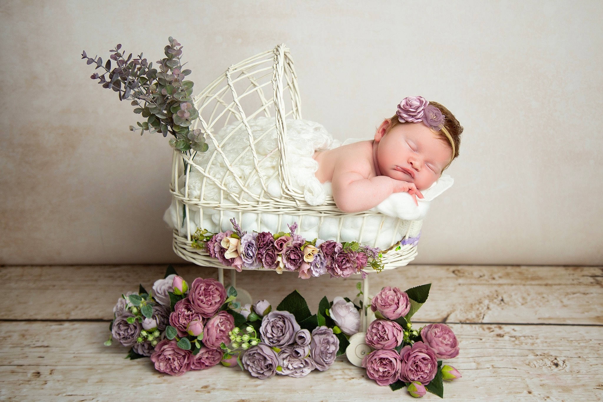 Mélya participe au concours pour gagner de l'argent avec cette photo : baby, baby_toddler_clothing, child, comfort, flash_photography, flower, grass, hair_accessory, happy, headband, headpiece, jewellery, magenta, person, petal, pink, plant, purple, toddler, violet
