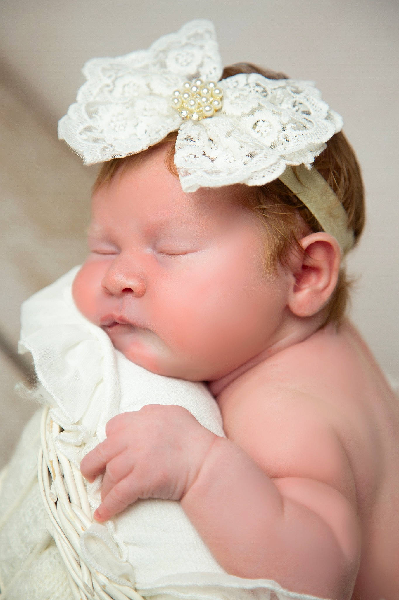 Mélya a rejoint le concours — aidez-le/la à gagner de superbes lots ! baby, baby_products, baby_sleeping, baby_toddler_clothing, cap, cheek, child, comfort, fashion_accessory, hair_accessory, happy, headband, headgear, headpiece, pattern, peach, person, petal, pink, skin