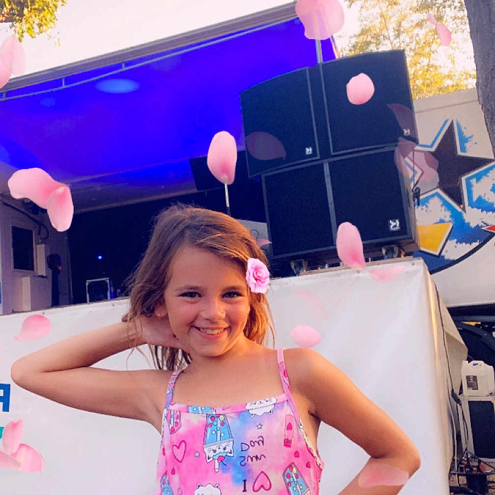 Louna a rejoint le concours — aidez-le/la à gagner de superbes lots ! architecture, balloon, building, child, clothing, dress, face, female, flower, head, outdoors, person, petal, photography, plant, portrait, purple, shelter, summer, tree