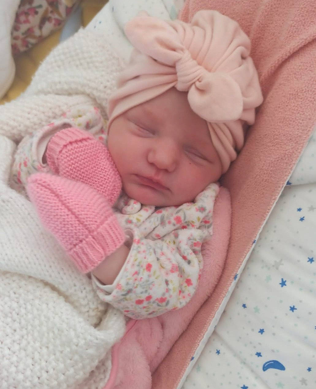 Noémie a rejoint le concours — aidez-le/la à gagner de superbes lots ! arm, baby, baby_sleeping, baby_toddler_clothing, cheek, comfort, eye, finger, hand, headgear, headwear, human_body, linens, lip, pattern, person, pink, product, skin, sleeve
