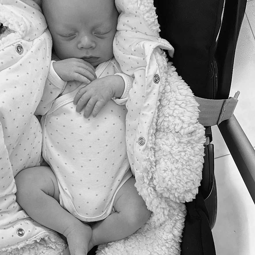 Hugo a rejoint le concours — aidez-le/la à gagner de superbes lots ! baby, bed, blanket, bodypart, car, car_interior, carseat, couch, cushion, face, finger, furniture, hand, head, homedecor, newborn, person, photography, portrait, sleeping
