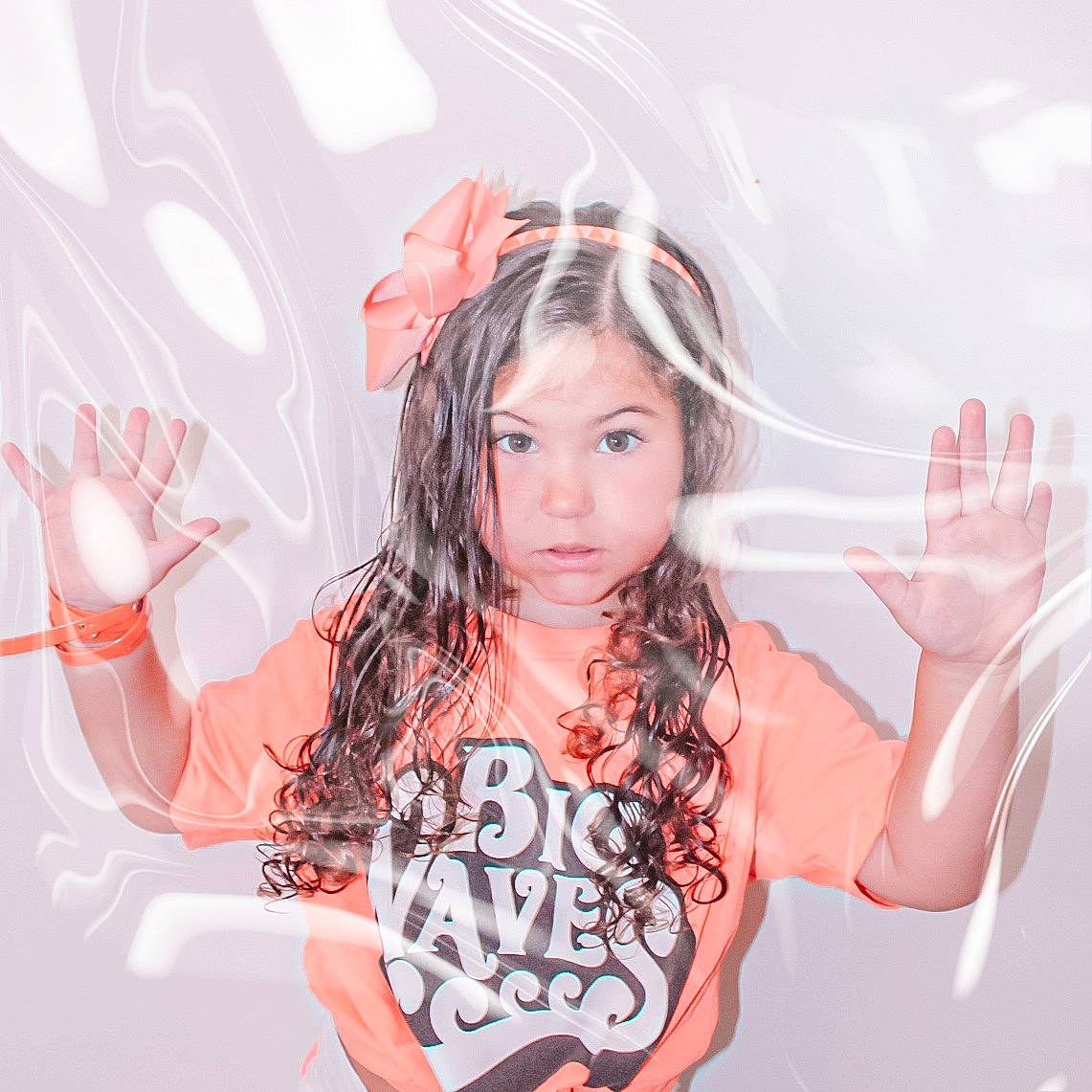 Sophie a rejoint le concours — aidez-le/la à gagner de superbes lots ! black_hair, cool, ear, finger, forehead, fun, gesture, hand, human, illustration, long_hair, peach, person, photography, pink, skin, style, thumb