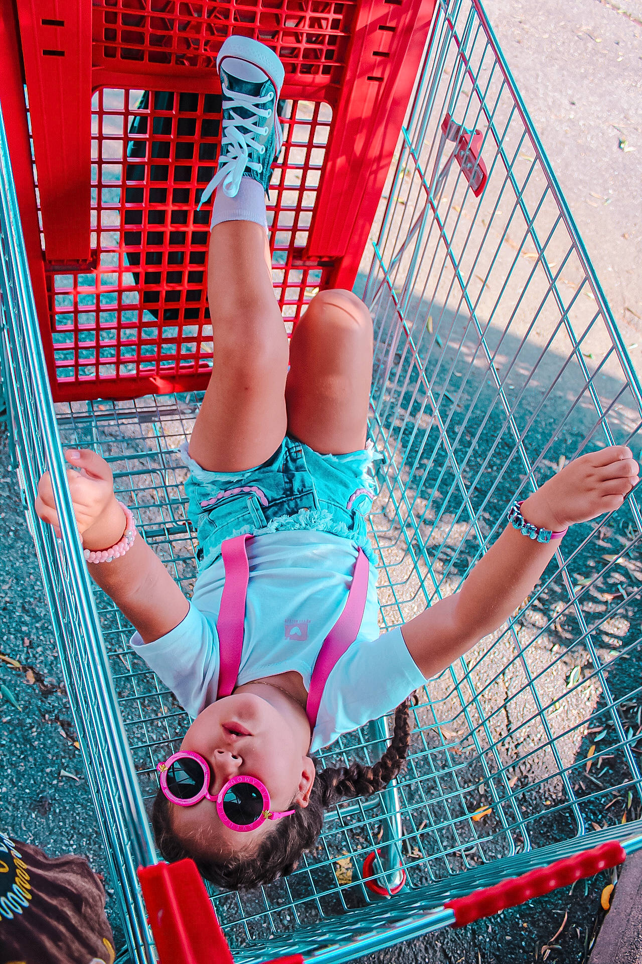 Sophie a rejoint le concours — aidez-le/la à gagner de superbes lots ! foot, fun, leg, leisure, net, person, pink, play, recreation, thigh