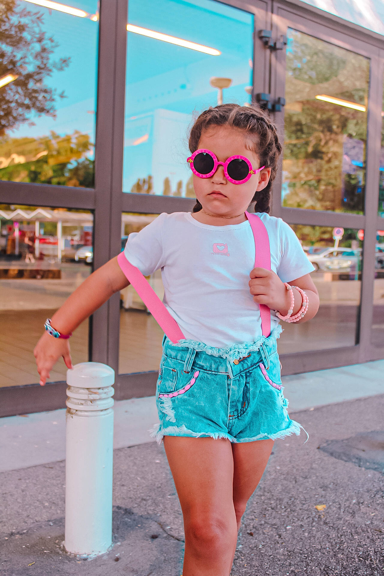 Sophie a rejoint le concours — aidez-le/la à gagner de superbes lots ! blue, child, clothing, cool, denim, eyewear, fashion, glasses, green, leg, person, pink, shorts, snapshot, summer, sunglasses, t_shirt, textile, turquoise, vacation