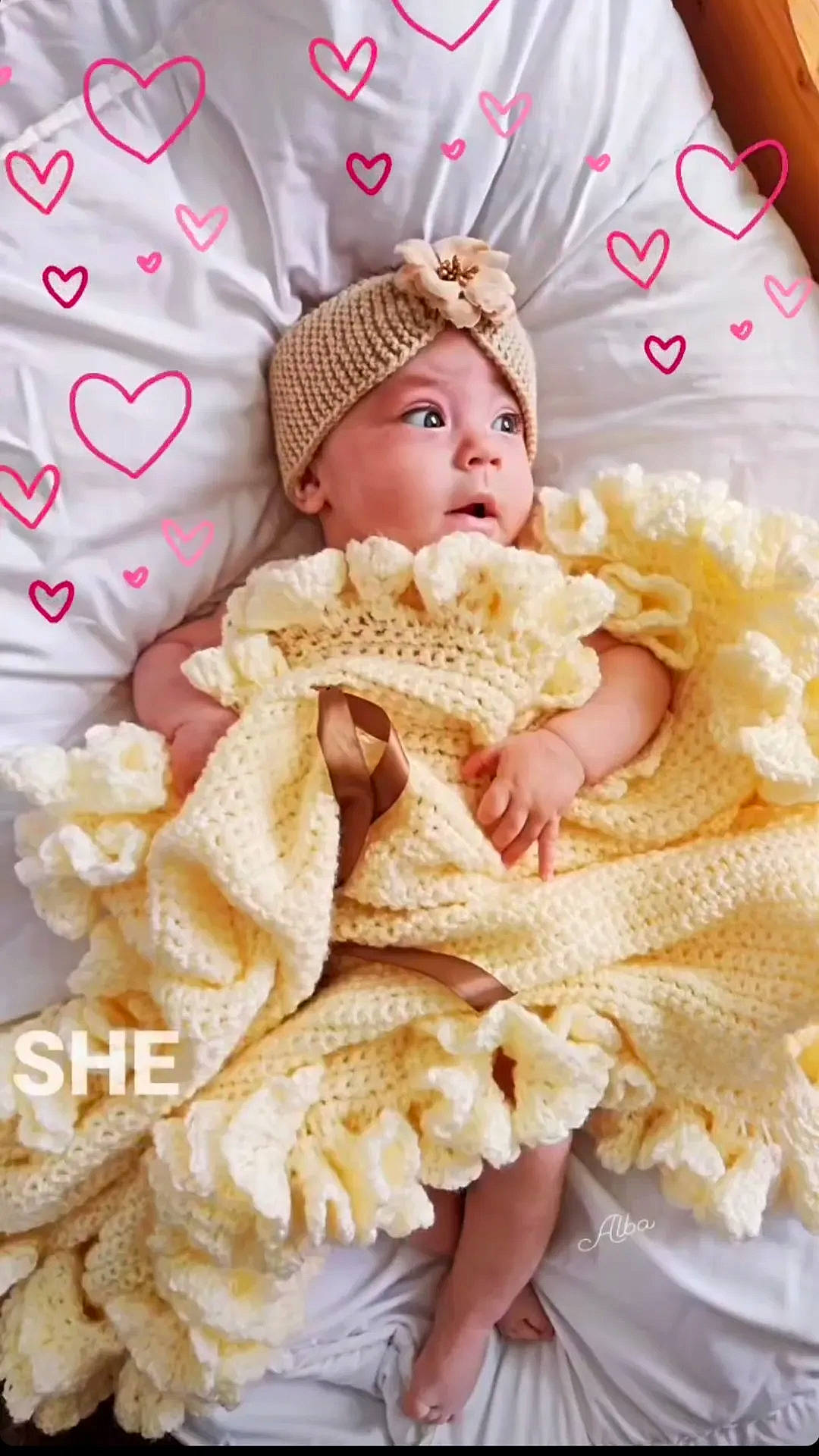 Alba a rejoint le concours — aidez-le/la à gagner de superbes lots ! baby, baby_sleeping, baby_toddler_clothing, cap, child, comfort, happy, hat, headgear, headwear, knit_cap, linens, pattern, peach, person, pink, skin, sleeve, tableware, textile