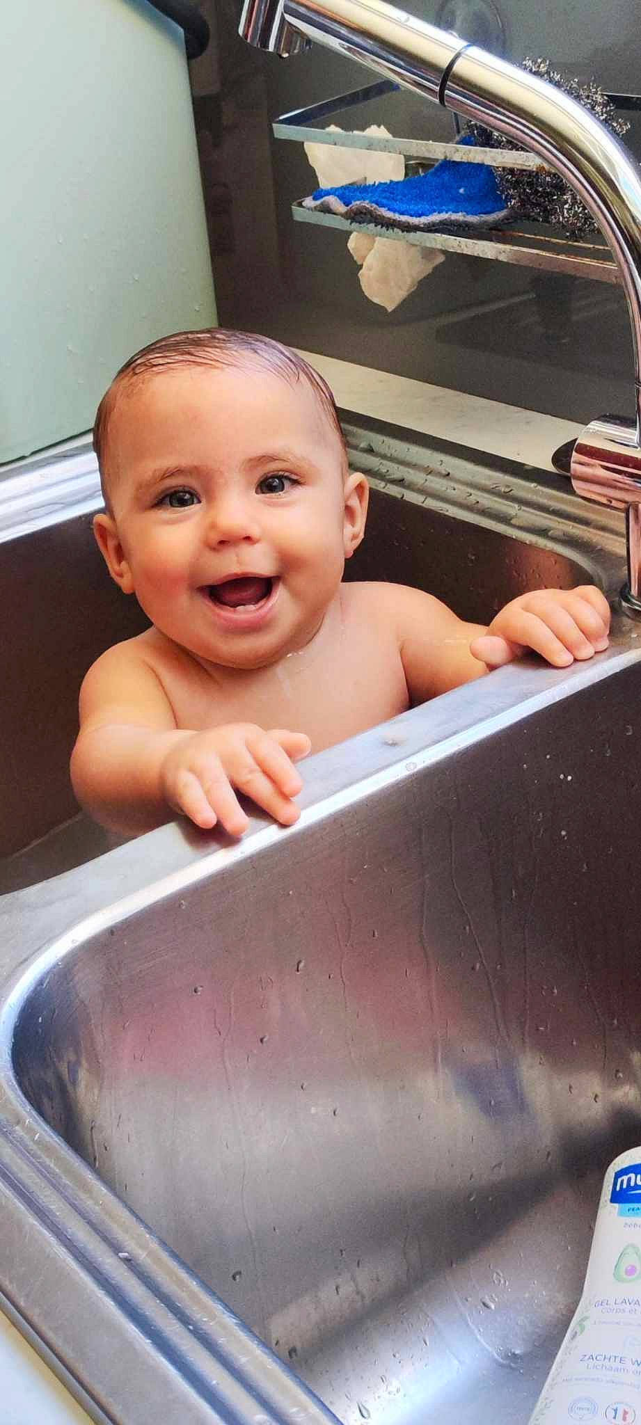 Alba a rejoint le concours — aidez-le/la à gagner de superbes lots ! automotive_exterior, baby, baby_bathing, baby_toddler_clothing, bathing, chest, child, chin, facial_expression, finger, fun, hand, happy, metal, mouth, person, sitting, skin, smile, thumb