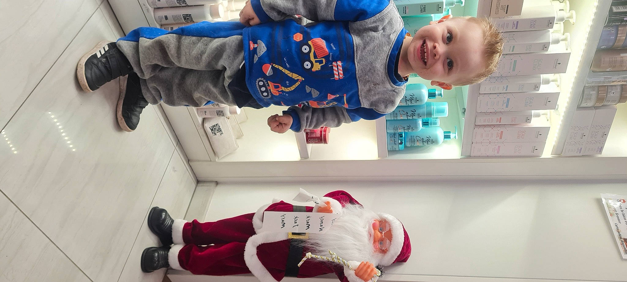 Nohan participe au concours pour gagner de l'argent avec cette photo : arm, baby, baby_toddler_clothing, blue, child, clothing, comfort, fun, joint, joy, organ, outerwear, people, person, photograph, product, red, smile, sneakers, textile