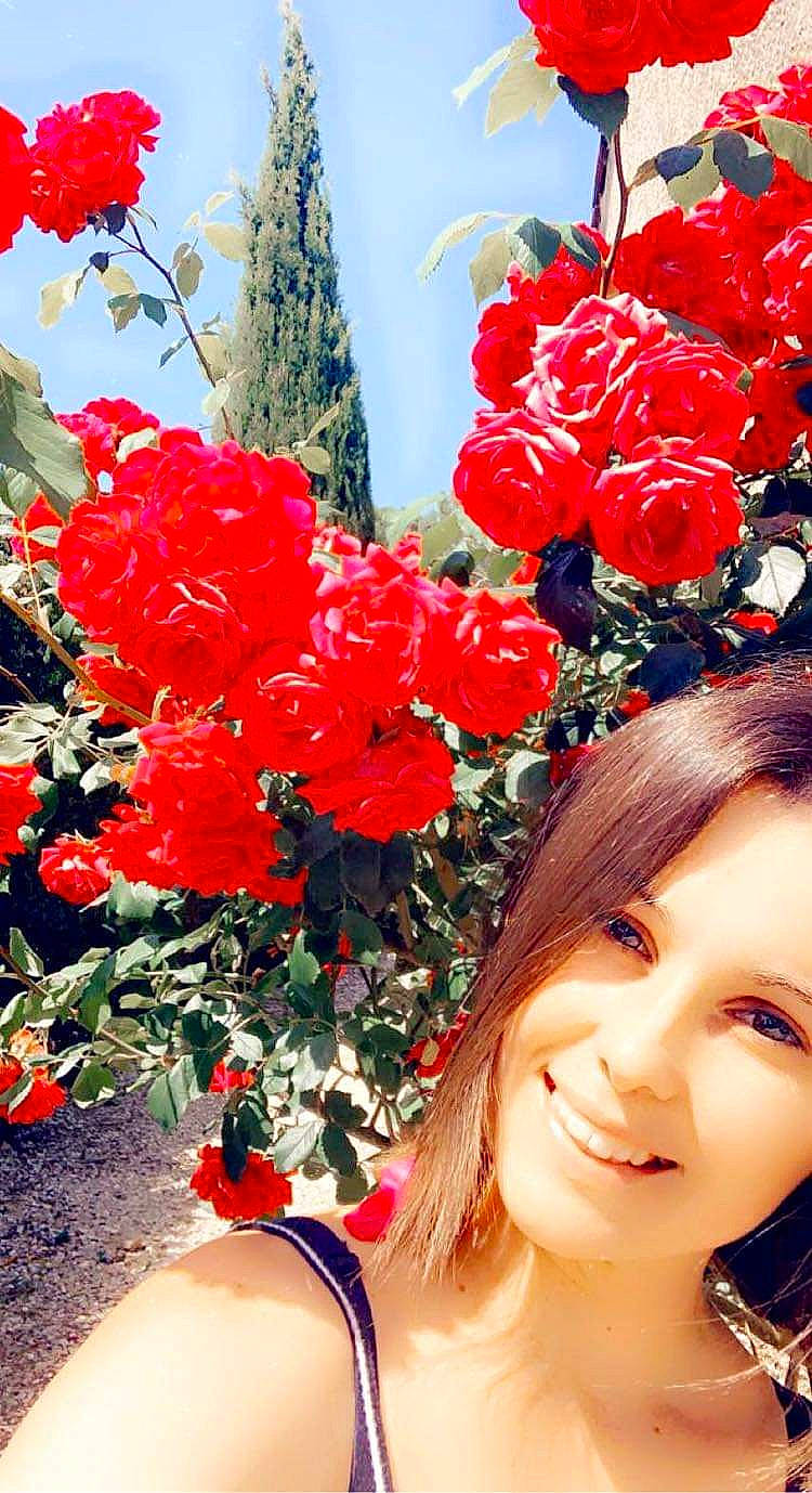 Lyia participe au concours pour gagner de l'argent avec cette photo : annual_plant, beauty, botany, eyelash, flower, flower_arranging, flowering_plant, happy, hybrid_tea_rose, joy, lip, person, petal, pink, plant, red, rose, rose_family, sky, summer