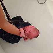 Catalina participe au concours pour gagner de l'argent avec cette photo : newborn, baby, infant, arm, bathtub, blanket, sleeping, resting, hand, skin, water, care, parent, tender, peaceful, indoors, closeup, wrapped, human, person
