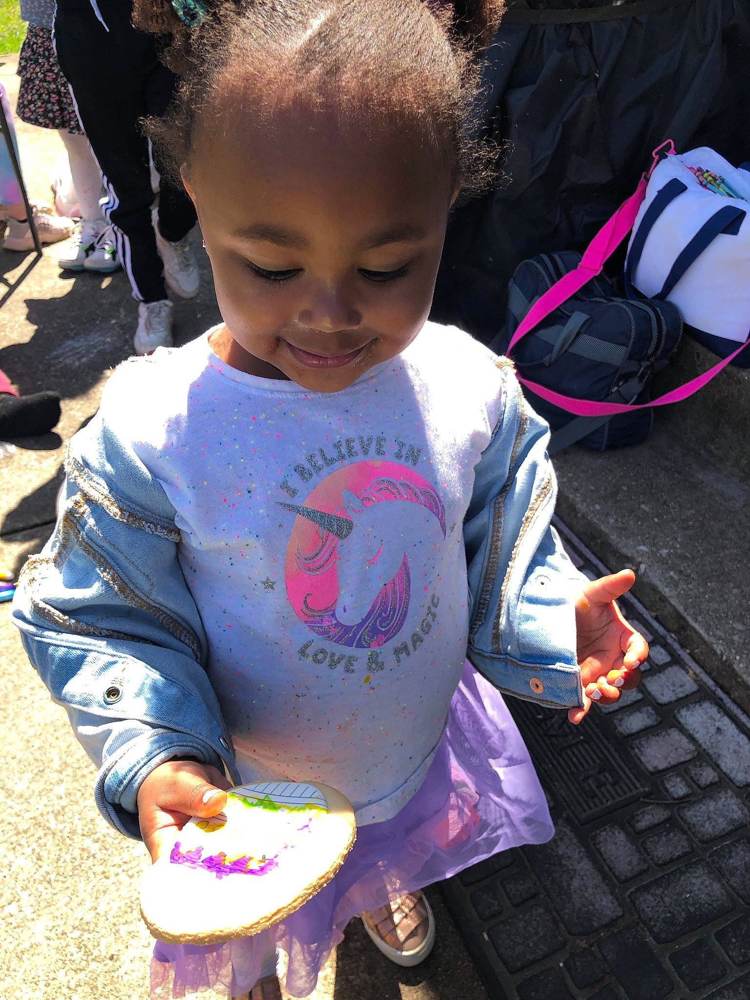 Zyrá is registered to the contest to win money with this photo: baby, child, cool, event, fun, grass, hairstyle, happy, leisure, person, pink, play, recreation, sandal, shoe, sitting, sneakers, soil, t_shirt, toddler