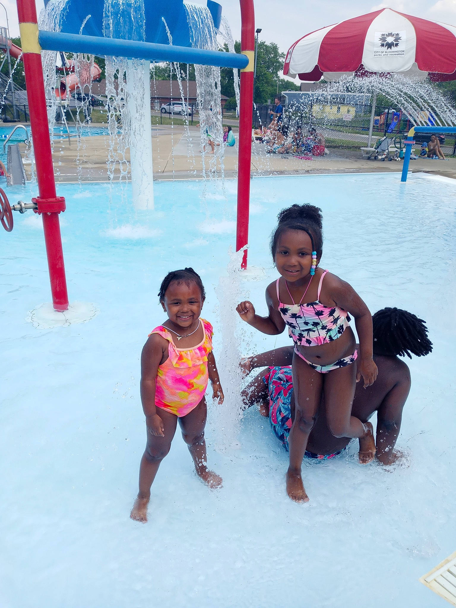 Zoë is registered to the contest to win money with this photo: aqua, barefoot, child, city, event, foot, fun, happy, joy, leisure, nonbuilding_structure, person, play, recreation, red, toddler, tourism, travel, umbrella, vacation