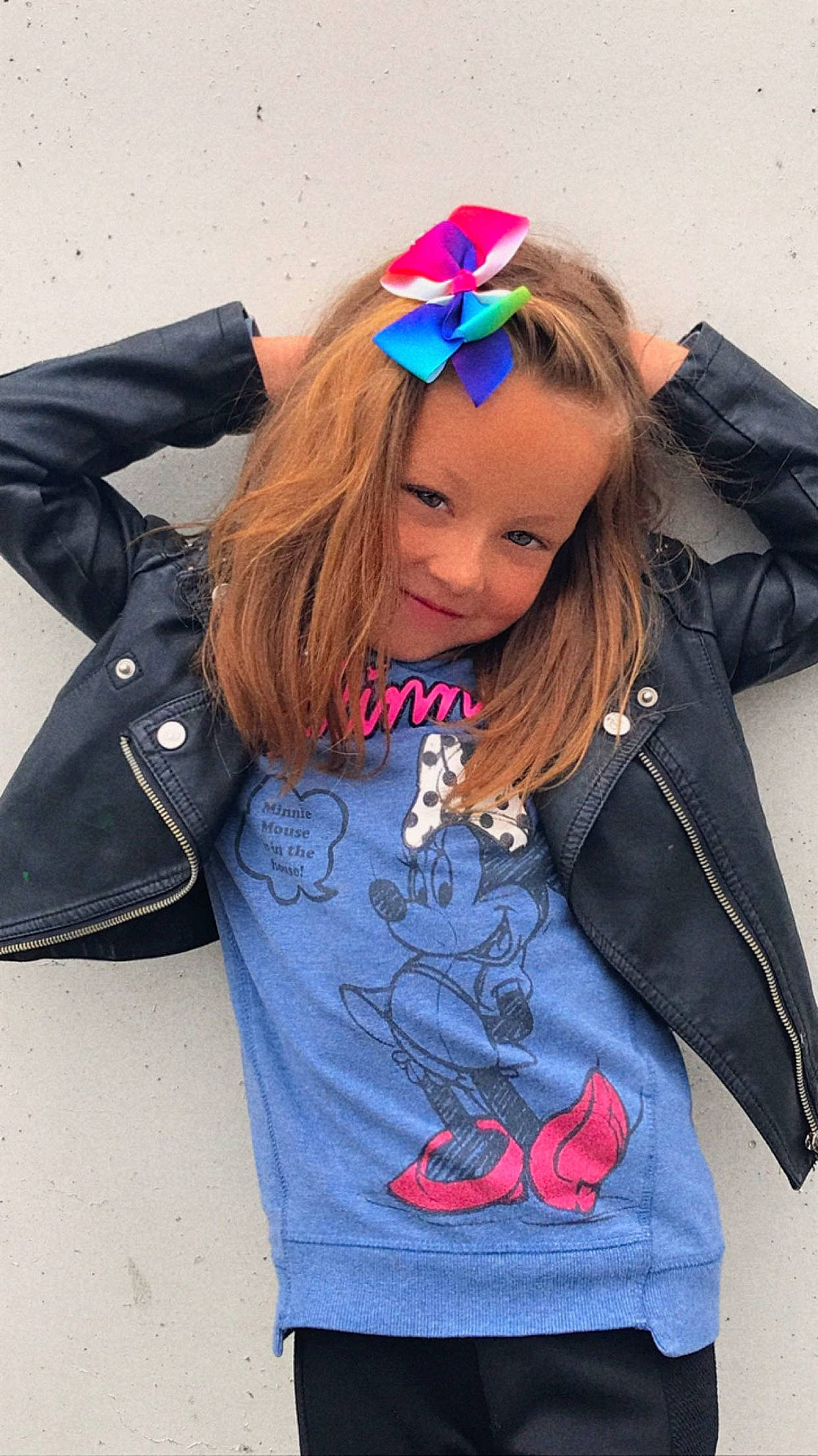 Soraya a rejoint le concours — aidez-le/la à gagner de superbes lots ! arm, child, cool, denim, electric_blue, fashion, hairstyle, happy, joy, long_hair, magenta, neck, outerwear, person, pink, purple, sleeve, standing, t_shirt, textile