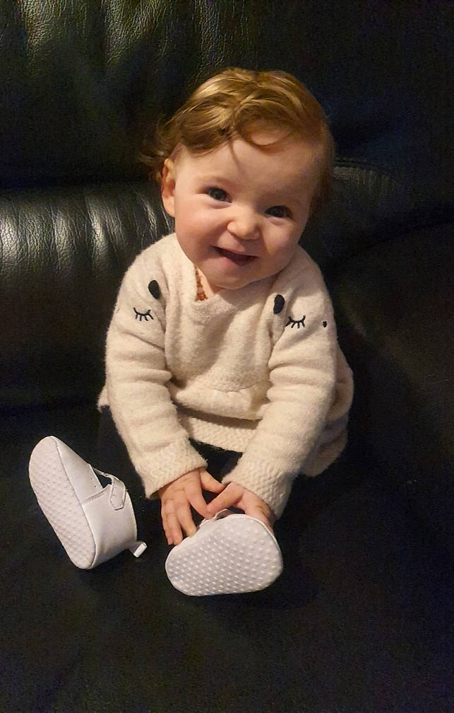 Alice a rejoint le concours — aidez-le/la à gagner de superbes lots ! arm, baby, baby_toddler_clothing, cheek, child, comfort, couch, finger, flash_photography, floor, flooring, hand, happy, human_body, human_leg, knee, leg, person, sleeve, smile