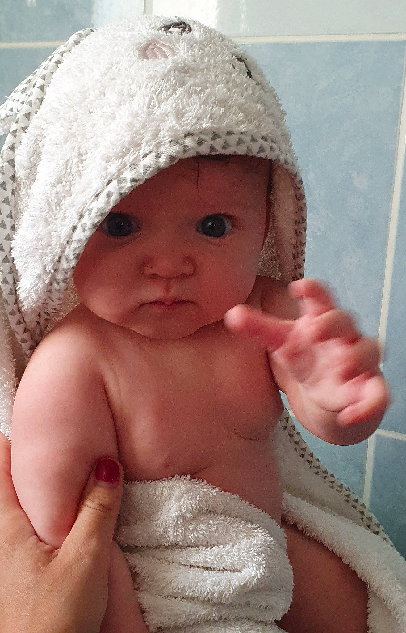 Alice a rejoint le concours — aidez-le/la à gagner de superbes lots ! baby, baby_toddler_clothing, cap, cheek, chin, eye, eyebrow, face, finger, hand, headgear, headwear, lip, mouth, nose, person, pink, skin, textile, thumb