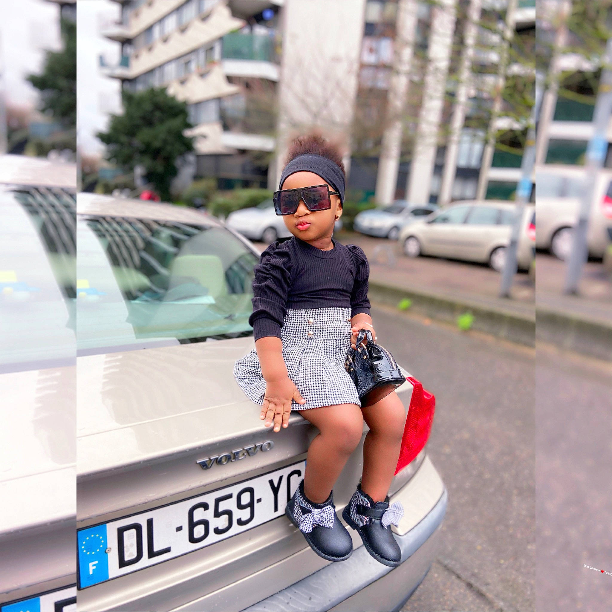 Tima participe au concours pour gagner de l'argent avec cette photo : automotive_exterior, calf, city_car, clothing, eyewear, goggles, headwear, human_leg, luxury_vehicle, mid_size_car, person, photography, shoe, shorts, skate_shoe, snapshot, sneakers, street_fashion, sunglasses, t_shirt