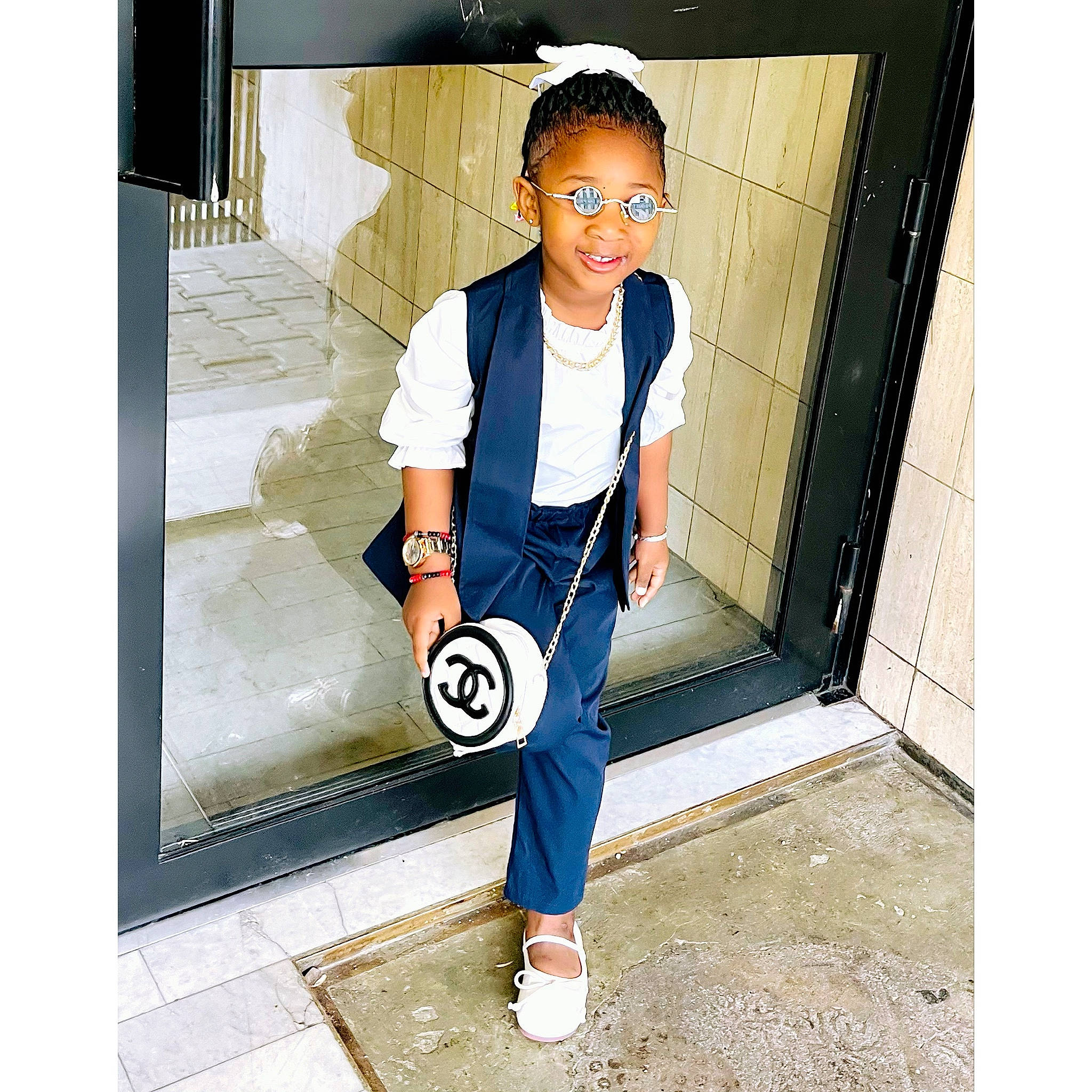 Fanta a rejoint le concours — aidez-le/la à gagner de superbes lots ! bag, blazer, collar, cool, denim, elbow, electric_blue, eyewear, formal_wear, human_leg, joy, knee, leg, luggage_and_bags, pattern, person, sleeve, sneakers, sportswear, t_shirt