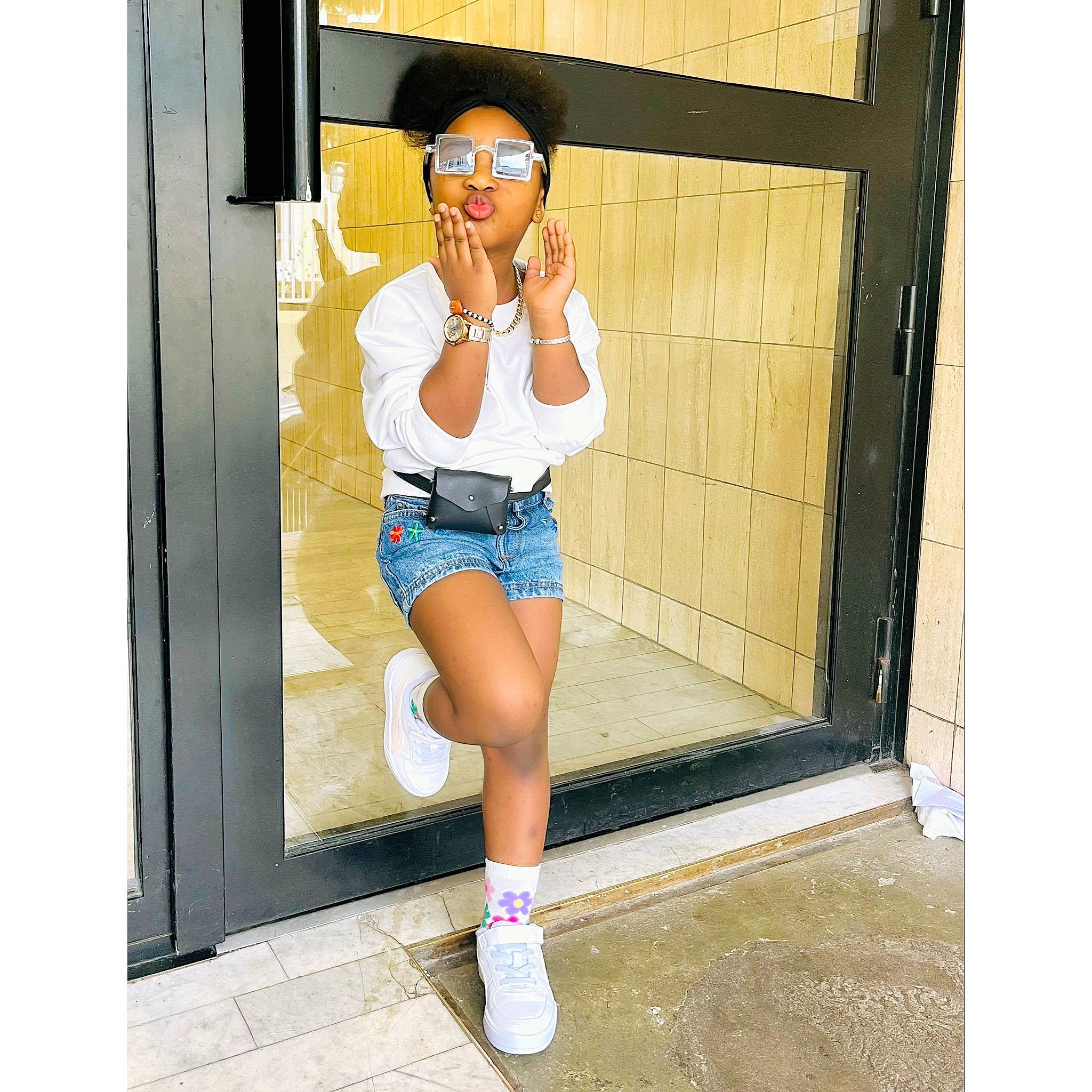 Fanta a rejoint le concours — aidez-le/la à gagner de superbes lots ! abdomen, art, chest, denim, elbow, electric_blue, eyewear, fashion_design, fun, human_leg, illustration, knee, leisure, person, shorts, sleeve, sportswear, t_shirt, thigh, uniform