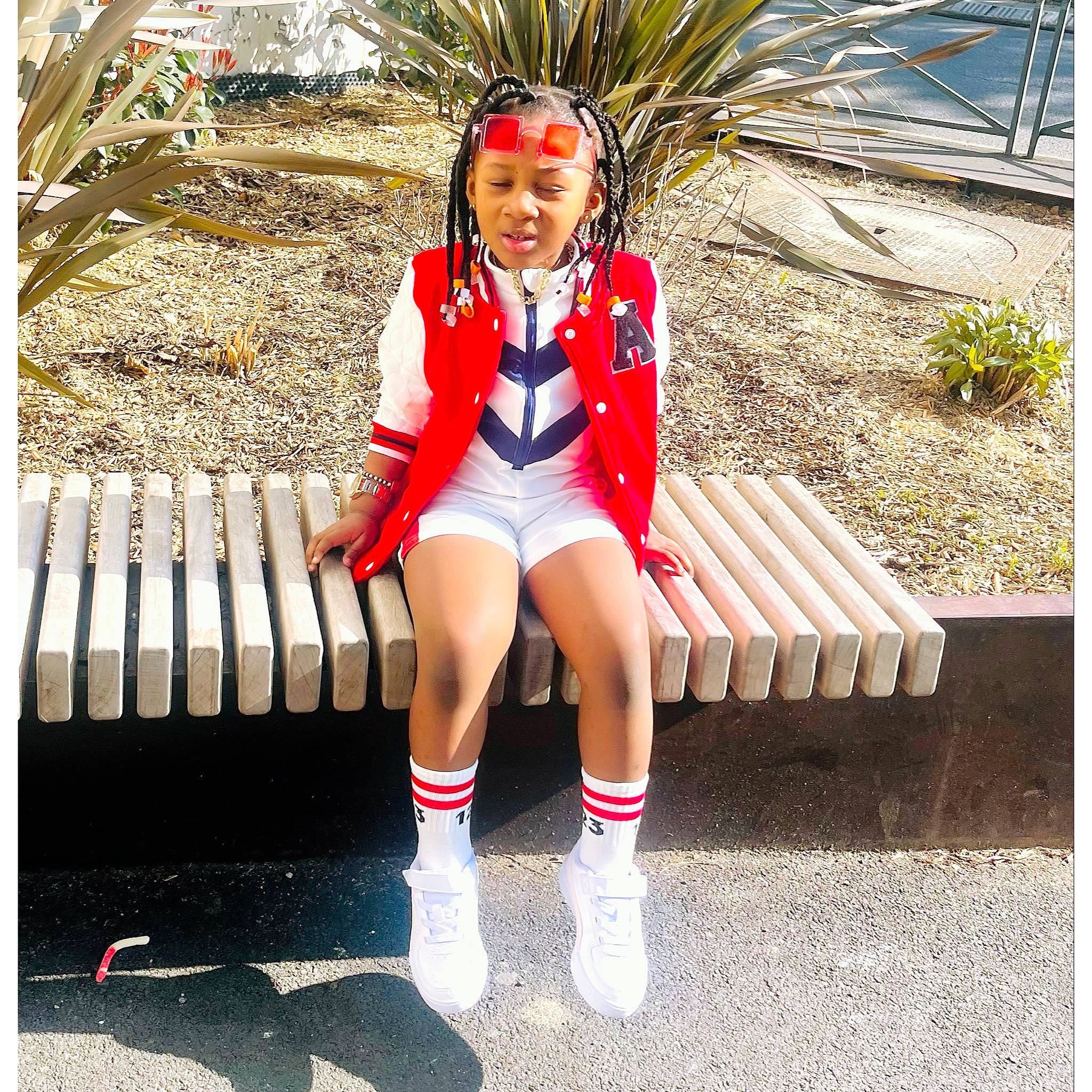 Fanta participe au concours pour gagner de l'argent avec cette photo : bench, boot, costume, electric_blue, eyewear, fashion_accessory, fashion_design, glove, headwear, human_leg, jewellery, knee, person, personal_protective_equipment, plant, shoe, sitting, sock, sportswear, thigh