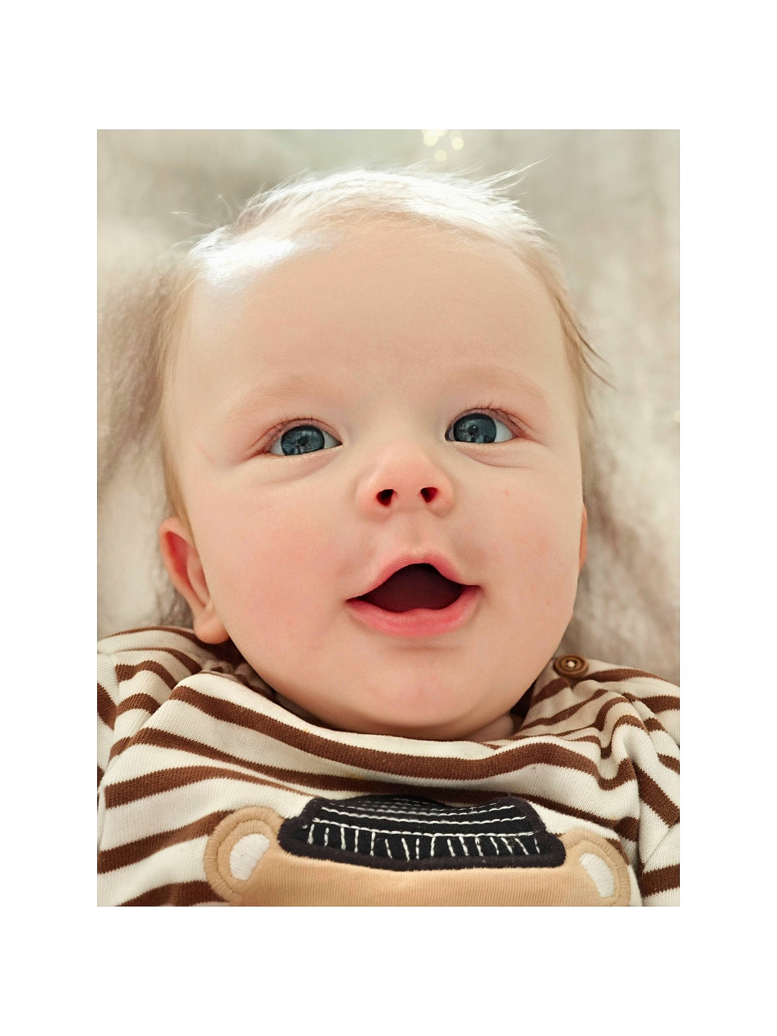 Dany a rejoint le concours — aidez-le/la à gagner de superbes lots ! art, baby, baby_laughing, baby_toddler_clothing, cheek, child, comfort, eye, eyelash, flash_photography, happy, laugh, monochrome_photography, pattern, person, portrait, portrait_photography, sitting, smile, toddler