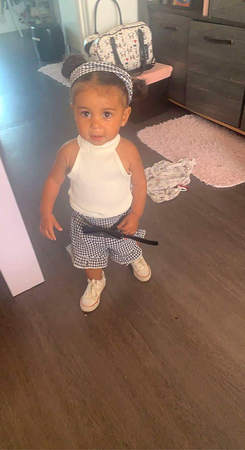 Yasmine a rejoint le concours — aidez-le/la à gagner de superbes lots ! baby_toddler_clothing, child, fashion_design, floor, flooring, foot, fun, happy, hardwood, hat, human_leg, pattern, person, room, sleeve, t_shirt, toddler, varnish, waist, wood