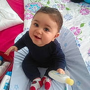 Yazid participe au concours pour gagner de l'argent avec cette photo : baby, infant, child, bottle, socks, changing_mat, bedspread, pillow, baby_care, indoor, person, smiling, clothing, furniture, toy, healthcare, happy, cute, face, sitting