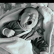 Catryna Svetlana a rejoint le concours — aidez-le/la à gagner de superbes lots ! baby, infant, yawning, blanket, pacifier, sleeping, cozy, cute, child, newborn, soft, fist, resting, monochrome, portrait, indoor, clothing, peaceful, toddler, wrapped